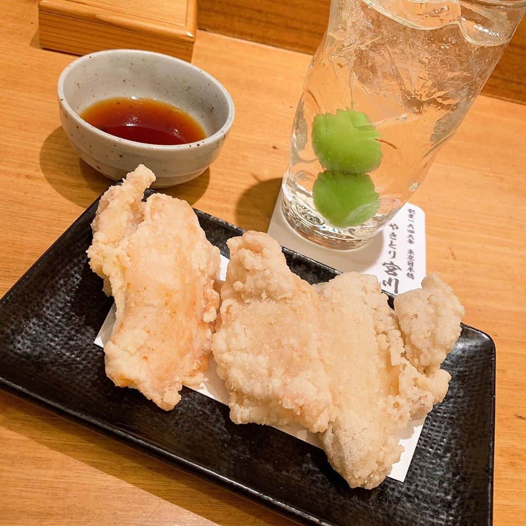 松浦麻里奈さんのインスタグラム写真 - (松浦麻里奈Instagram)「@yakitori_miyagawa_otemati やきとり宮川 大手町店 で焼き鳥宮川を楽しめる4000円コースでごはん💕😋 ムービー🎦last  ✔カレーのポテサラが、斬新で濃厚で下にはモナカが🥰  ✔ささみの燻製が、味わい深く噛むほどにじゅわーっ！ これは家でも食べたいお酒好きには堪らなーい🤩  ✔鶏皮ポン酢、シソ、少しピリ辛でサッパリとした味。 前菜全部食感もだし、味も楽しめるし、一品料理を 少しずつ楽しめる前菜三種盛り。  野菜は大きいししとう！ 柔らかいし、全然辛くない！ ピーマン？みたいな味だけど、 炭火で丁度いい焼き加減（●＾o＾●）  鬼おろしでお口直し&箸休め。 焼き鳥は、ささみ、ソリレス、ねぎま、もも。 どれも美味しい！ ふんわりと、お肉がジューシーで何本でも食べたいくらい。  ♦別注文で、レバー、チキン南蛮、鶏ラーメン。  すごい卵かけご飯は、 見た目もインパクトあり！ 濃厚な卵黄と、ふんわりメレンゲ そして混ぜるんではなくて卵黄優しく潰しながら メレンゲとご飯を一緒に食べる。 名物料理！！ なんとも言えないお味で、絶対食べとくべきシメ🥺👍  鶏ラーメンも美味しい！ スープの出汁サッパリだけど 濃厚で、麺も程よい硬さ。 鶏チャーシューが 入ってるので、これも満足です。  最後はデザート抹茶アイスでご馳走さまでした。 この抹茶アイスも小豆がゴロリと入ってて 抹茶の味わいが楽しめる一品🥳  大手町 やきとりで検索してみてね🥳👍  #焼鳥#焼鳥女子#焼き鳥女子#やきとり宮川 #やきとり宮川大手町#大手町グルメ　#pr #大手町ディナー#大手町やきとり ウーミーPR #大手町焼き鳥#大手町フィナンシャルシティ #日本酒#大手町日本酒#高級焼き鳥#高級焼鳥 #すごい卵かけご飯#STKG#やきとり#Dinner#lunch #インスタグルメアワード2020 #グルメスタグラム #グルメ巡り #東京グルメ#東京グルメ #美味しい　#egg」8月21日 17時10分 - ay114.831m