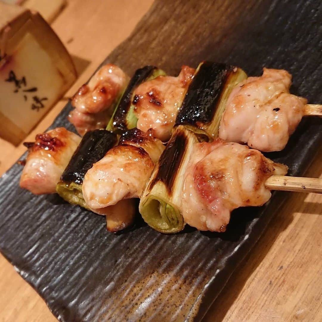 松浦麻里奈さんのインスタグラム写真 - (松浦麻里奈Instagram)「@yakitori_miyagawa_otemati やきとり宮川 大手町店 で焼き鳥宮川を楽しめる4000円コースでごはん💕😋 ムービー🎦last  ✔カレーのポテサラが、斬新で濃厚で下にはモナカが🥰  ✔ささみの燻製が、味わい深く噛むほどにじゅわーっ！ これは家でも食べたいお酒好きには堪らなーい🤩  ✔鶏皮ポン酢、シソ、少しピリ辛でサッパリとした味。 前菜全部食感もだし、味も楽しめるし、一品料理を 少しずつ楽しめる前菜三種盛り。  野菜は大きいししとう！ 柔らかいし、全然辛くない！ ピーマン？みたいな味だけど、 炭火で丁度いい焼き加減（●＾o＾●）  鬼おろしでお口直し&箸休め。 焼き鳥は、ささみ、ソリレス、ねぎま、もも。 どれも美味しい！ ふんわりと、お肉がジューシーで何本でも食べたいくらい。  ♦別注文で、レバー、チキン南蛮、鶏ラーメン。  すごい卵かけご飯は、 見た目もインパクトあり！ 濃厚な卵黄と、ふんわりメレンゲ そして混ぜるんではなくて卵黄優しく潰しながら メレンゲとご飯を一緒に食べる。 名物料理！！ なんとも言えないお味で、絶対食べとくべきシメ🥺👍  鶏ラーメンも美味しい！ スープの出汁サッパリだけど 濃厚で、麺も程よい硬さ。 鶏チャーシューが 入ってるので、これも満足です。  最後はデザート抹茶アイスでご馳走さまでした。 この抹茶アイスも小豆がゴロリと入ってて 抹茶の味わいが楽しめる一品🥳  大手町 やきとりで検索してみてね🥳👍  #焼鳥#焼鳥女子#焼き鳥女子#やきとり宮川 #やきとり宮川大手町#大手町グルメ　#pr #大手町ディナー#大手町やきとり ウーミーPR #大手町焼き鳥#大手町フィナンシャルシティ #日本酒#大手町日本酒#高級焼き鳥#高級焼鳥 #すごい卵かけご飯#STKG#やきとり#Dinner#lunch #インスタグルメアワード2020 #グルメスタグラム #グルメ巡り #東京グルメ#東京グルメ #美味しい　#egg」8月21日 17時10分 - ay114.831m