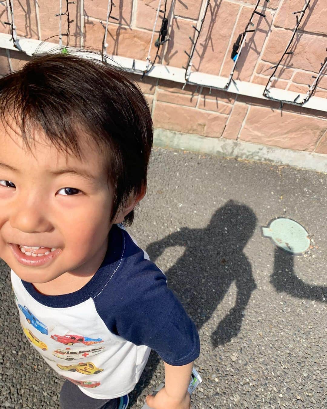 藤田志穂さんのインスタグラム写真 - (藤田志穂Instagram)「生まれも育ちも千葉県なのに、千葉を離れてから知った「東京ドイツ村」 ・ むしろ夫と付き合う前に、初めての？デート？でイルミネーション見に行った以来だったけど、息子が生まれてからはお気に入りスポットに👦 ・ 広大な敷地に、遊具やアトラクション、ドッグランやら収穫体験にゴルフや卓球やボルタリングetc。。。 ・ さらに水遊びも出来てそのまま動物園へ🐐 ・ 帰りたくないと大泣きでした🤣 ・ 宿泊施設があれば泊まりたいくらい😂 ・ 唯一の難点は、車じゃなきゃ行けないから、夫が休みじゃないと行けない😭 ・ 最後に乗ったのがトラクターという、ペーパーゴールド免許をどうにかしたい😑 ・ 今週末も2人だし、どうしよっかなぁ🤔 ・ #東京ドイツ村 #より #マザー牧場 #行ってたな #水遊び #動物園 #餌あげる度に #手を拭く #夫に似たかな😂 #微妙な潔癖 #3頭身 #ちびっこジャイアン #そろそろ #さゆりワールド #リベンジ #休日の過ごし方  #子供の遊び場」8月21日 17時11分 - shiho_fujita44