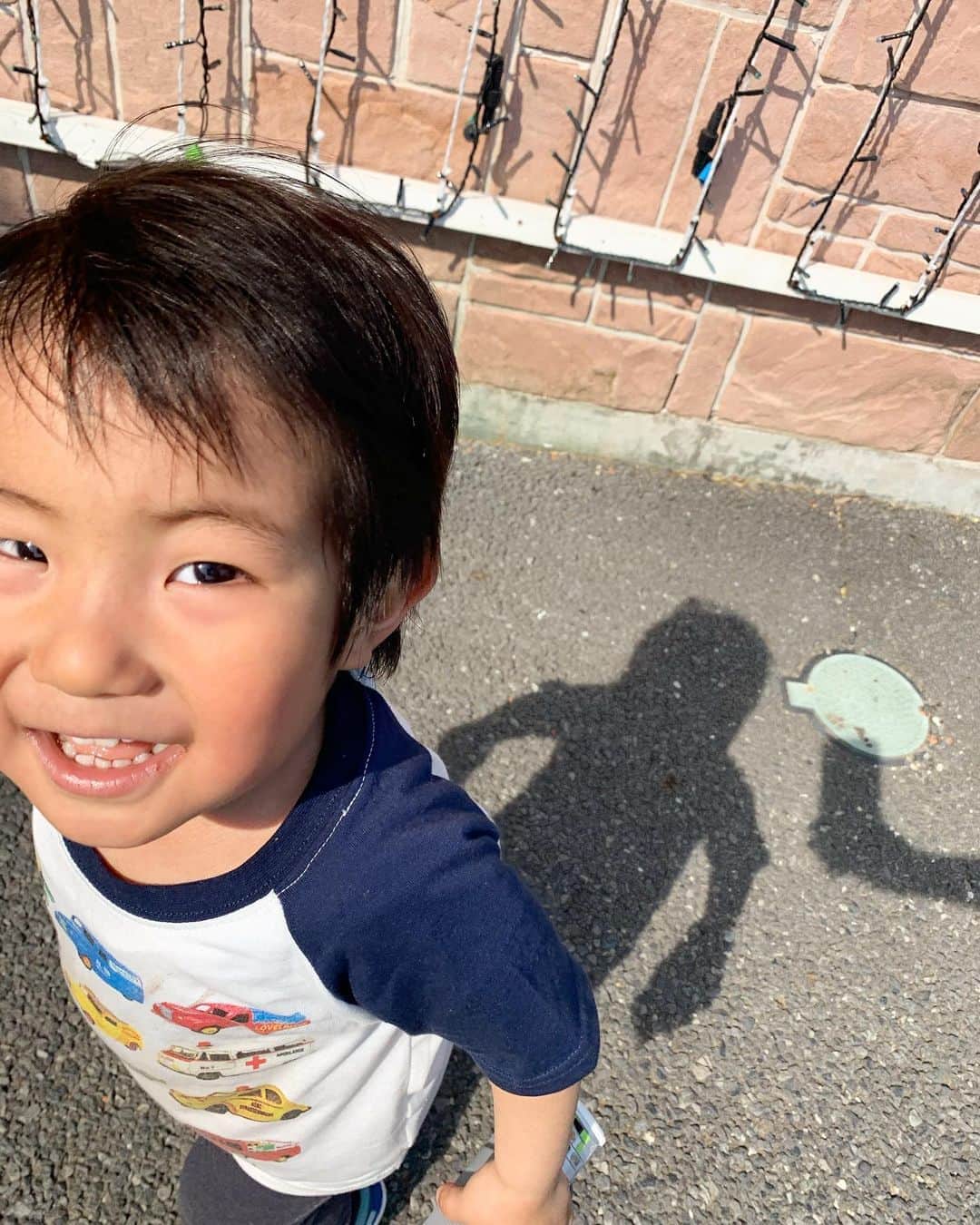 のインスタグラム：「生まれも育ちも千葉県なのに、千葉を離れてから知った「東京ドイツ村」 ・ むしろ夫と付き合う前に、初めての？デート？でイルミネーション見に行った以来だったけど、息子が生まれてからはお気に入りスポットに👦 ・ 広大な敷地に、遊具やアトラクション、ドッグランやら収穫体験にゴルフや卓球やボルタリングetc。。。 ・ さらに水遊びも出来てそのまま動物園へ🐐 ・ 帰りたくないと大泣きでした🤣 ・ 宿泊施設があれば泊まりたいくらい😂 ・ 唯一の難点は、車じゃなきゃ行けないから、夫が休みじゃないと行けない😭 ・ 最後に乗ったのがトラクターという、ペーパーゴールド免許をどうにかしたい😑 ・ 今週末も2人だし、どうしよっかなぁ🤔 ・ #東京ドイツ村 #より #マザー牧場 #行ってたな #水遊び #動物園 #餌あげる度に #手を拭く #夫に似たかな😂 #微妙な潔癖 #3頭身 #ちびっこジャイアン #そろそろ #さゆりワールド #リベンジ #休日の過ごし方  #子供の遊び場」