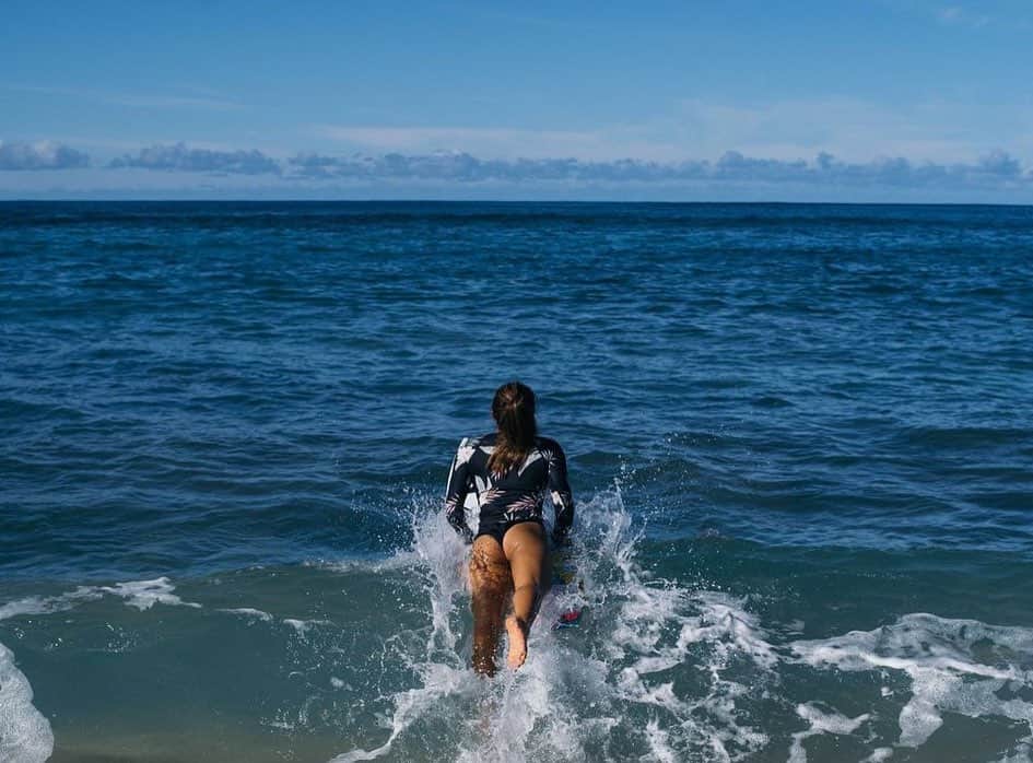 松田詩野さんのインスタグラム写真 - (松田詩野Instagram)「🤍🤍🤍  For me, surfing is a constant challenge. It’s exciting and gives me clarity on my dreams and goals. I hope, for that reason, it becomes more popular for women everywhere👸🏻💞#knowthefeeling   @billabongwomens  @billabongwomensjp  #yusurfboards #aerotech #bravo」8月21日 17時11分 - shinomatsuda