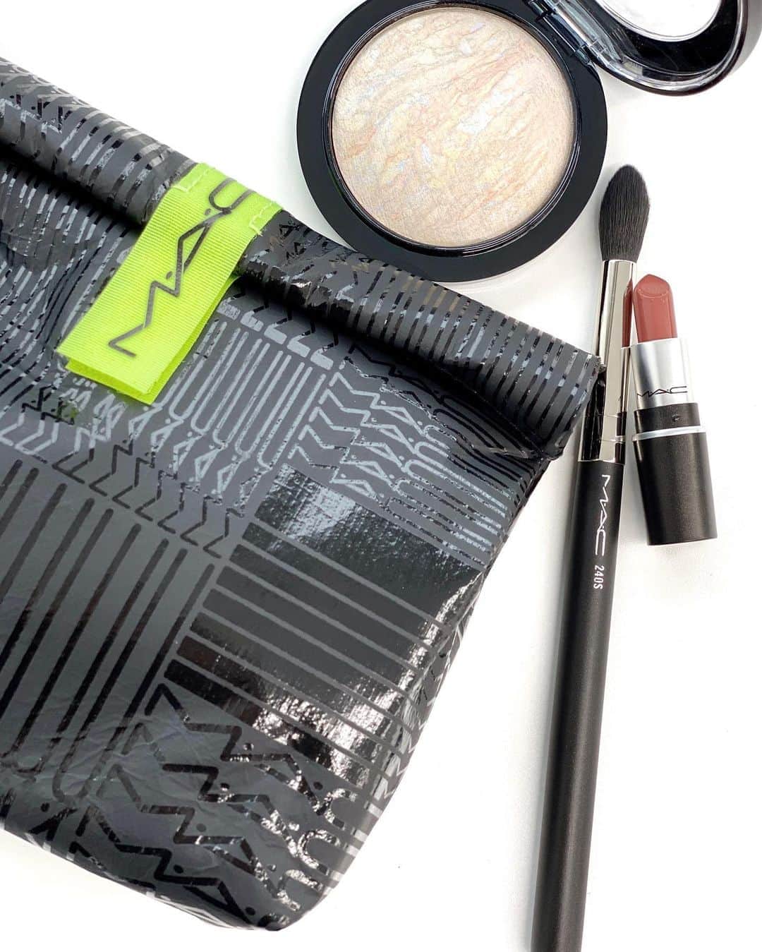 M∙A∙C Cosmetics Japanのインスタグラム：「【本日公式オンライン限定発売】 夏メイクをもっと楽しむ！ M·A·C人気ベストセラー製品＆リキッドシャドウのトレンドカラーが公式オンライン限定のお得なキットで登場✨ スワイプして3つのキットをチェック👉 ㅤ ■画像1枚目 「アーティスト メイクアップ キット」（税込10,450円） セット内容： ・M·A·C ミネラライズ スキンフィニッシュ ライトスカペード（現品） ・# 240S ラージ テーパード ブレンディング ブラシ（現品） ・MINI M·A·C リップスティック モカ ・ライトフル C+ SPF 30 ファンデーション NC30 (サンプル、1.3g) ・M·A·C プレップ プライム フィックス+ (サンプル、2.5ml) ・M·A·C クレンズ オフ オイル パケットサンプル (サンプル、1.5ml) ・M·A·C オリジナル ポーチ (サイズ H160 x W180 x D50mm) ㅤ ■画像2・3枚目 「アイ メイクアップ キット」(各税込6,820円) セット内容： ・M·A·C プレップ プライム 24 アワー エクステンド アイ ベース（現品） ・ダズルシャドウ リキッド ラブ ユアセルフ（ライト メタリック ピンク）またはビーム タイム（ローズ ゴールド）（現品） ・ライトフル C+ SPF 30 ファンデーション NC30 (サンプル、1.5g) ・イン エクストリーム ディメンション 3D ブラック ラッシュ (サンプル、1.0g) ・M·A·C クレンズ オフ オイル パケットサンプル (サンプル、1.5ml) ㅤㅤ 【公式オンラインショップ限定特典】 ☑︎8月24日(月)23:59まで全品送料無料 ☑︎初回ご購入のお客様へ10% OFFクーポンをプレゼント （クーポンコードwelcome）  ㅤ #MACCosmeticsJapan #MACCosmetics #MAC #MACコスメ #マックコスメ #コスメ #コスメレポ #化粧品 #デパコス #コスメ部 #コスメマニア #メイク好き#メイク道具#美容大好き#美容好き#メイクプロセス#トレンドメイク#夏メイク#メイクテク#アイメイク#アイシャドウ#グラデーション#一重メイク#スモールアイシャドウ#キラキラ#キラキラメイク#ハイライト#ツヤ肌#ツヤ肌メイク」