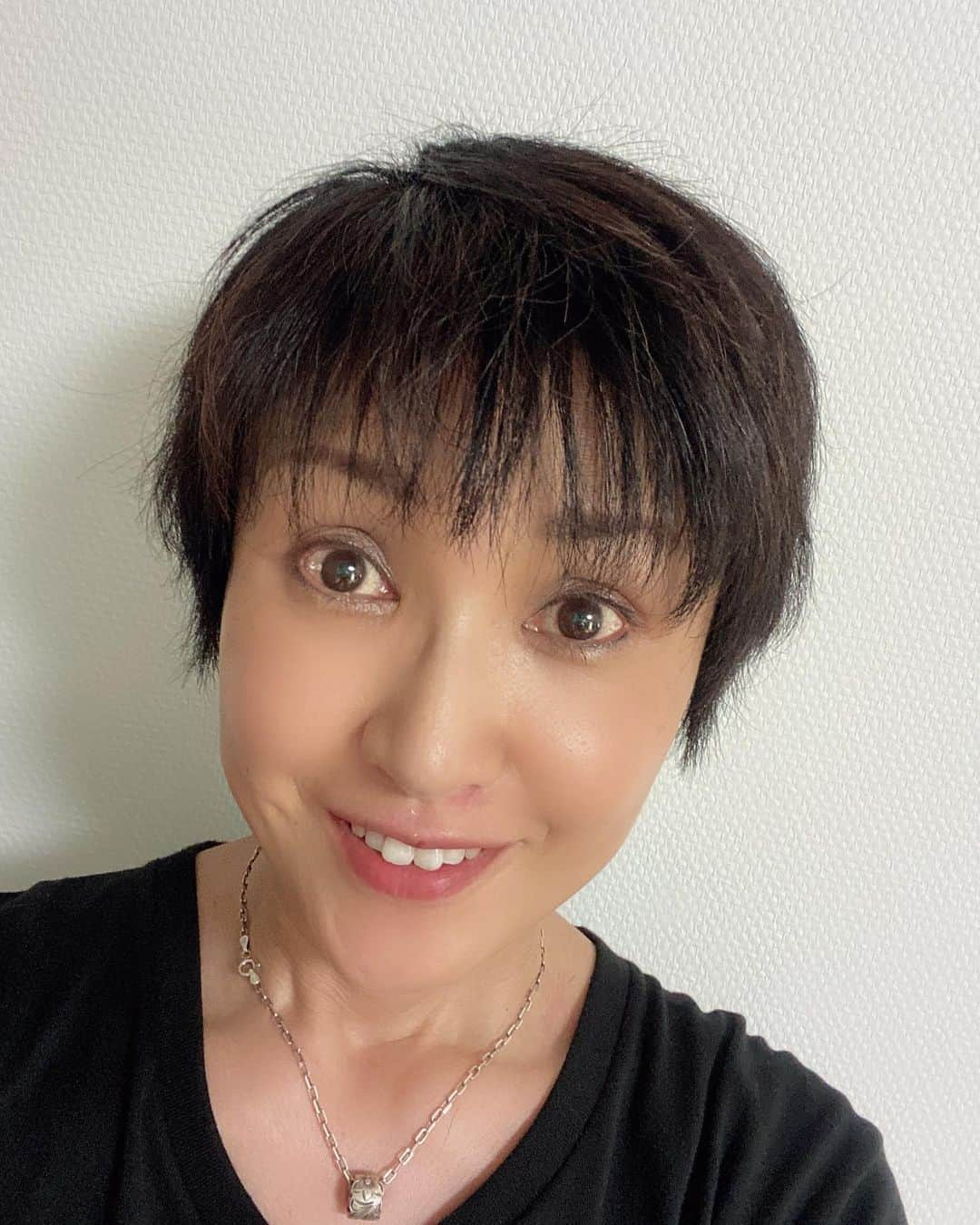 萩原佐代子さんのインスタグラム写真 - (萩原佐代子Instagram)「唇と鼻の下が赤いのは一昨日ゴミ捨ての時にゴミ箱蓋にぶつけて“流血”したから。だって裸眼だった（0.03）←おっちょこちょい日常茶飯事な私よりお知らせさせて下さいませっ(*☻-☻*)追伸 保冷剤を唇にあてマスクで止めていたら早く腫れが引きました。今回外出時以外でマスクとても役だちました(//∇//)  ★ #ウルトラマン80ユリアンTシャツ #ウルトラマン80 40周年記念 https://p-bandai.jp/item/item-1000147783/  ★ #科学戦隊ダイナマンTシャツ https://p-bandai.jp/item/item-1000147791/ 共に #プレミアムバンダイ #菅原芳人計画 爆発！予約発売中！  ★あの #ダイナブラック #ダイナピンク お声がけ頂き大ベテラン勢の中に飛び込ませて戴きます（私の衣装がすんごいです） #春田純一 座長公演 #春匠 10月14日〜18日 関西方面の皆様是非！ #神戸シアターエートー  観劇チケット↓↓↓m(_ _)m https://ticket.corich.jp/apply/108344/004/  生ライブ配信チケットは9月中旬発売です♪  ★ #超次元電視いとまほろば 「スモーキー・アンド・ビター」SP 出演 #筒井巧 #萩原佐代子 #神威杏次  with #髙坂将軍 📺前半youtube→https://youtu.be/_qB-TQ80-o8 📺後半ニコ生会員限定→https://live2.nicovideo.jp/watch/lv327466657 ▼9月12日プレミア上映予約 #座高円寺にてお待ちしています♪ #映画スモーキーアンドビター  #神威杏次監督  https://movie.kamuin.com/entry/smokytokyopre」8月21日 17時12分 - hagiwarasayoko