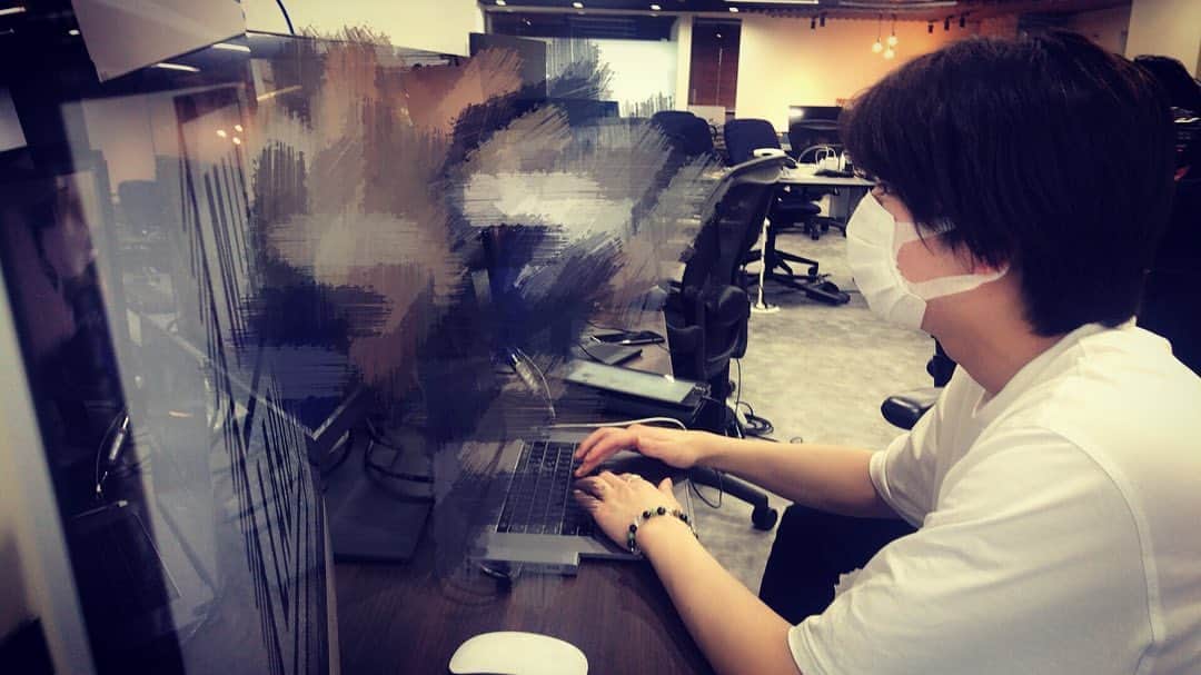 M!LKオフィシャルInstagramのインスタグラム：「塩﨑監督と山中監督💻  AL「HOME MADE CHU!?」初回限定盤には、彼らがかなりガチで制作した ・SDR ・Amore〜僕は君に愛を叫ぶ〜 のMVが入ってます✨✨  #MILK #HOMEMADECHU」