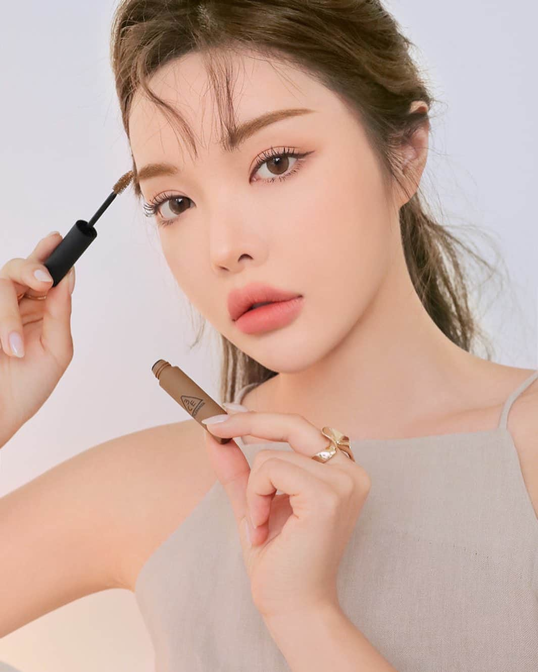 3CE Official Instagramさんのインスタグラム写真 - (3CE Official InstagramInstagram)「3CE EYEBROW MASCARA 아이브로우 메이크업이 더욱 중요해진 요즘, 헤어 컬러에 맞는 브로우 컬러로 자연스러운 메이크업을 완성하세요💘 - Match the brows with your hair color for natural make up💘 #3CE #3CEEYEBROWMASCARA」8月21日 17時22分 - 3ce_official