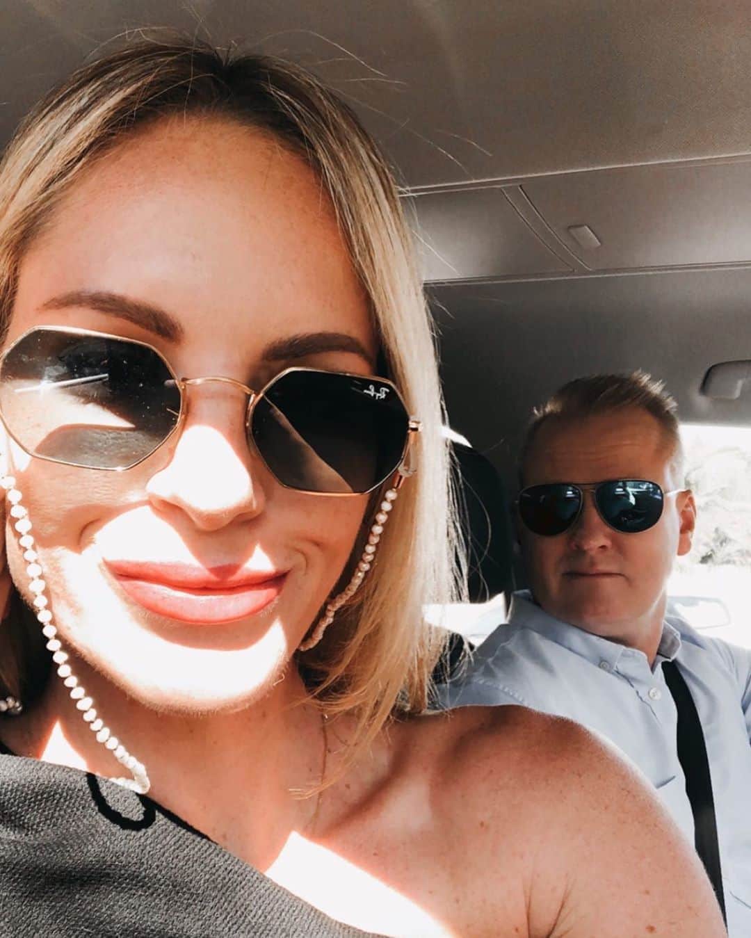 エミリー・シーボームのインスタグラム：「I like fridays like @luttsy likes XXXX  #xxxxgold #friday #rayban #redlip #blonde #brisbane」