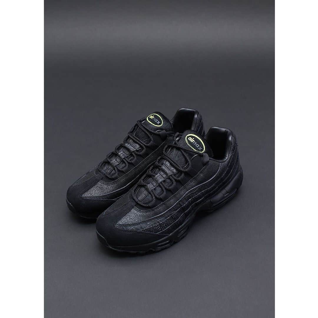A+Sさんのインスタグラム写真 - (A+SInstagram)「2020 .8 .22 (sat) in store﻿ ﻿ ■NIKE AIR MAX 95﻿ COLOR : BLACK / BLACK﻿ SIZE : 26.0cm - 29.0cm﻿ PRICE : ¥18,000 (+TAX)﻿ ﻿ オールブラックカラーに統一されたAWシーズンらしいAIR MAX 95の登場。アッパーはハラコ、ヌバック、スウェードと一枚一枚異なるファブリックを配置しラグジュアリーな一足に仕上がっています。シュータンにはOGカラーを彷彿させる"aimax"ロゴをネオンカラーでデザイン。﻿ ﻿ Introducing AIR MAX 95, which looks like the AW season and is unified in all black color. The upper has different fabrics, one for Harako, one for Nubuck and one for Suede. For the tongue, the "aimax" logo reminiscent of the OG color is designed in neon color.﻿ ﻿ #a_and_s﻿ #NIKE﻿ #NIKEAIR﻿ #NIKEAIRMAX﻿ #NIKEAIRMAX95」8月21日 17時22分 - a_and_s_official
