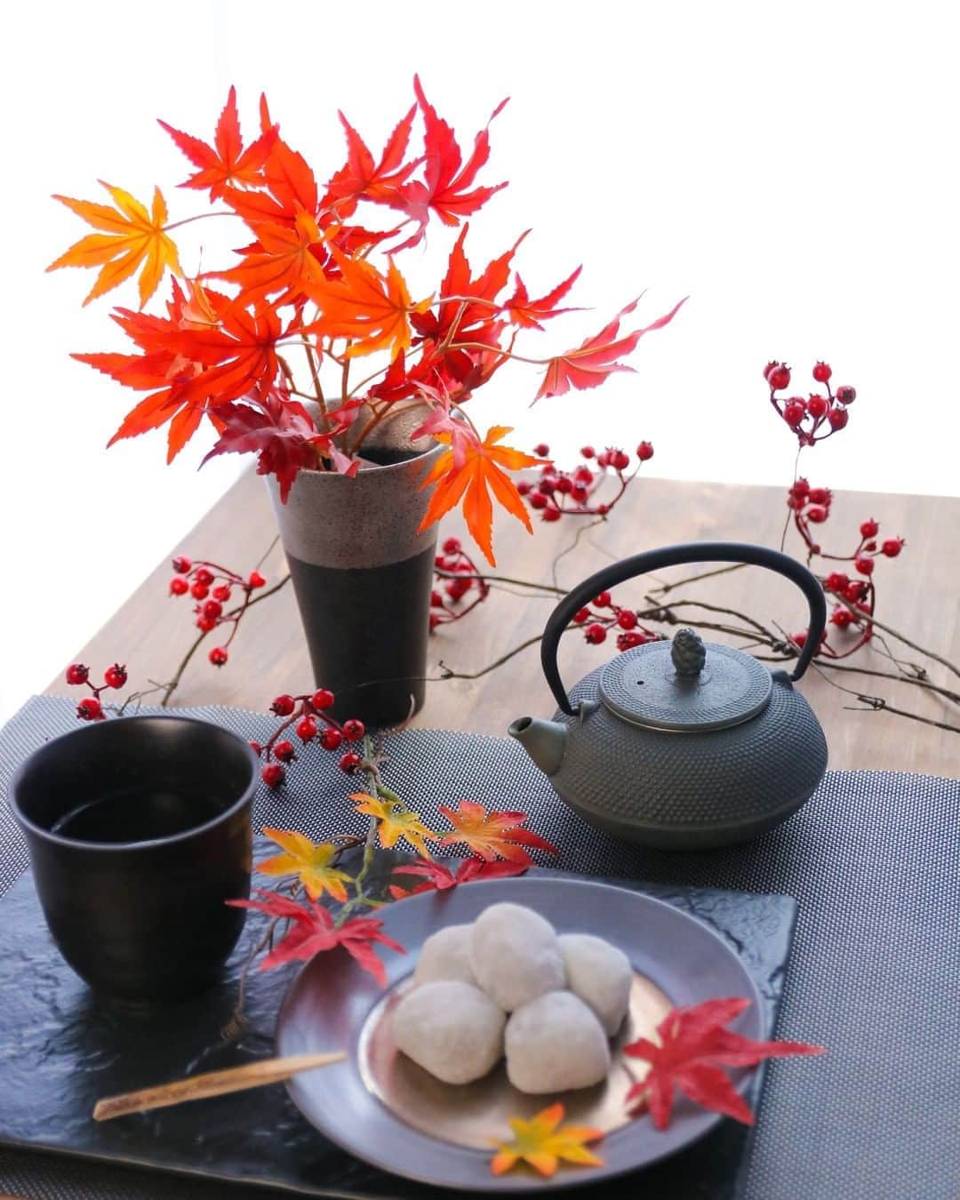 東京堂アーティフィシャルフラワーMAGIQのインスタグラム：「・ 【アーティフィシャルで季節を迎える】 ～Autumn Color Flower (オータムカラーフラワー）～ ・ FG9222-3　もみじ枝ミニ FG6042-3　メイプルスプレー FM3029-3　サンキライツイッグ ・ 【You Tube TOKYODO公式チャンネル】 見て学べて役立つ、お花に関する動画満載!!! https://m.youtube.com/channel/UCyD95_Gb0wQhvTRm9FDJnsQ 【チャンネル登録】お願いします Please subscribe to my channel  请注册 ❗️ 채널 등록 고마워요 ・ #TOKYODO #MAGIQ #MAGIQのある暮らし #東京堂 #アーティフィシャルフラワー #アーティフィシャル #アートフラワー #造花 #花のある暮らし #花のある生活  #花好きな人と繋がりたい #フラワーデザイン #フラワーアレンジメント #フラワーアレンジ #アレンジメント #花を飾る  #インテリア #インテリアフラワー #フェイクフラワー  #artificial #artificialflower #flowerofinstagram #flowersoninstagram #autumnflowers #花藝##꽃스타그램 #조화」