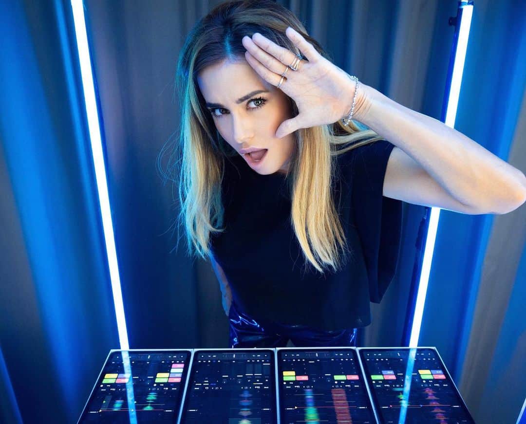JUICY Mさんのインスタグラム写真 - (JUICY MInstagram)「back to the future with @algoriddimofficial 🛸 check out new 4iPads video on my YouTube! Link in bio ⚡️」8月21日 17時36分 - djjuicym