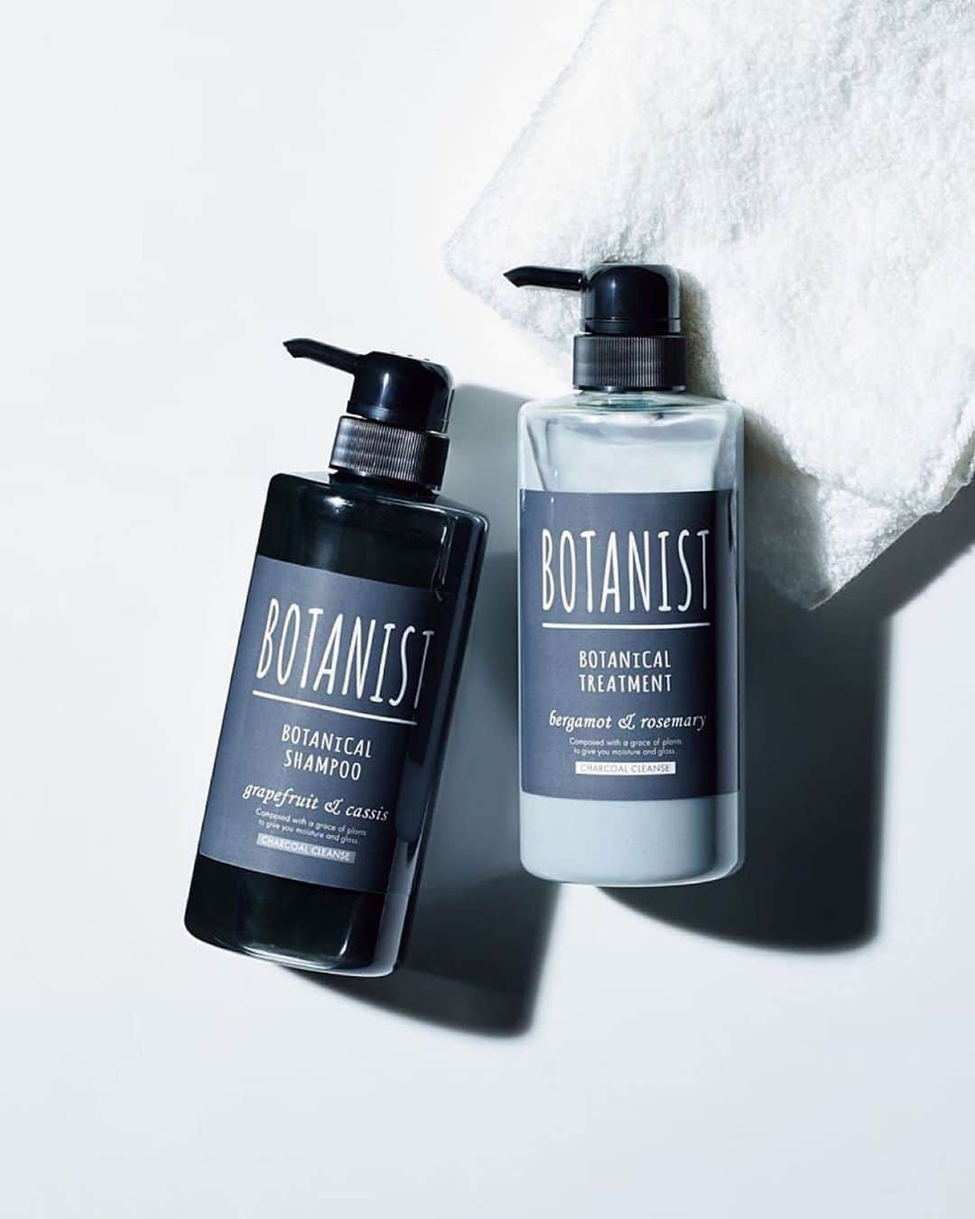 BOTANIST GLOBALのインスタグラム：「Have you heard of black BOTANIST?  Introducing the #CharcoalCleanse series that care for your skin and pores ! ⠀⠀⠀ When the heat and humidity make your scalp and hair feel sticky and sticky for days on end, it makes you feel kind of blue! The Charcoal Cleanse uses charcoal adsorbent ingredients to absorb and remove dirt from the scalp. Don't worry, the black color of the charcoal grains has no color effect and will not color your hair or towels. ⠀ Includes... ✔Plant-derived ingredients ✔Refreshing menthol formula ✔ Free from synthetic colors and silicone ⠀⠀⠀ The shampoo smells of grapefruit and cassis. The treatment is scented with bergamot and rosemary. Surrounded by the sweet, fresh scent of flowers and fruits, you'll be ready to ride out the coming summer days!  Stay Simple. Live Simple. #BOTANIST ⠀ ⠀ 🛀@botanist_official 🗼@botanist_tokyo 🇨🇳@botanist_chinese」