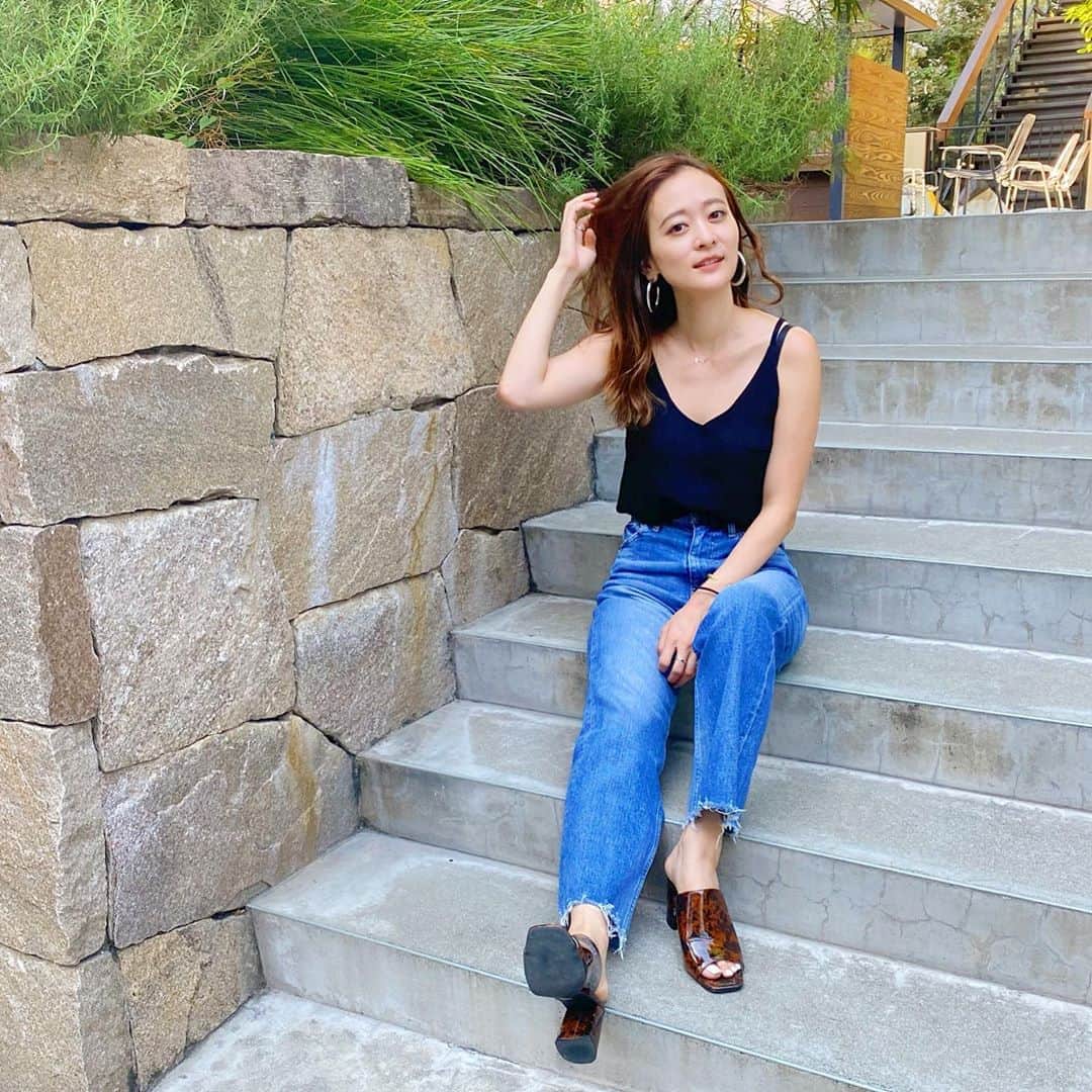 難波礼華のインスタグラム：「暑すぎてほぼ毎日キャミにデニム🥰 @redcardtokyo の新作デニム可愛くて履きまくってる❤️ デザインが安定に可愛いくて履きやすい❤️ 日焼け止め塗らないからどんどん焼けちゃう☺️ #redcarddenim #redcardtokyo#intheknowgl」