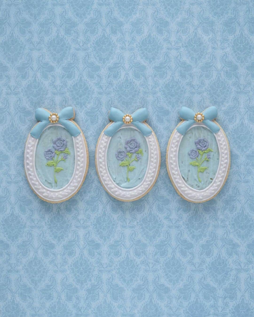 のインスタグラム：「Blue rose decor cookies 💙﻿ ﻿ #artofkunika」