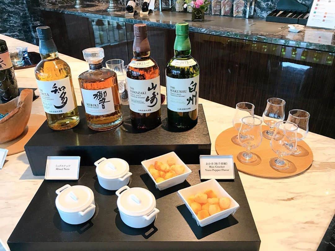 Palace Hotel Tokyo / パレスホテル東京さんのインスタグラム写真 - (Palace Hotel Tokyo / パレスホテル東京Instagram)「今週末はウイスキーの飲み比べを、ぜひ。ソーダ割りやオンザロック、お好みの飲み方で。 Care to try our collection of Japanese whiskies? With soda or on the rocks, in your favorite style.  #クラブラウンジ #ウイスキー #乾杯 #よい週末を #ホテルラウンジ #カナッペ #イブニングカナッペ #フィンガーフード #丸の内 #パレスホテル東京 #ClubLounge #hotellounge #whisky #cheers #canape #canapes #eveningcanapes #fingerfoods #lhwtraveler #uncommontravel #Marunouchi #PalaceHotelTokyo」8月21日 17時43分 - palacehoteltokyo