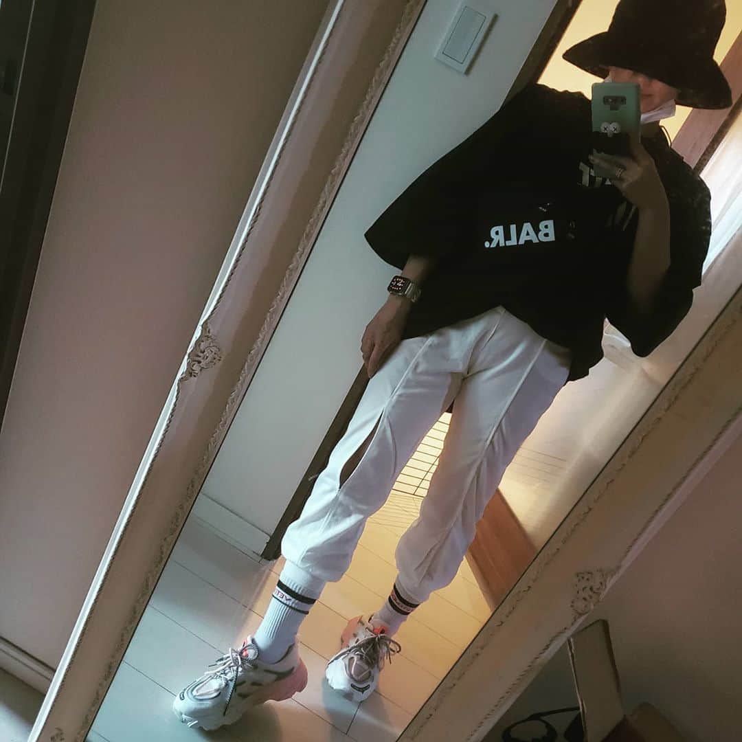 のインスタグラム：「. 白いパンツもかわいいーん！ 前が空いてて涼しいw @litdepartment_official #やすみ #휴일 #holiday  #ootd」