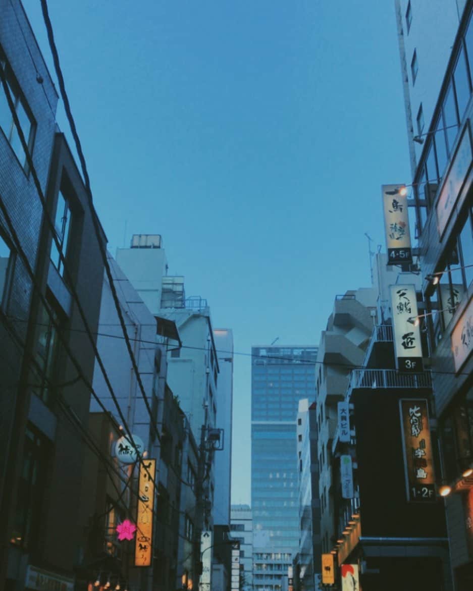 のインスタグラム：「エモい空。今日は金曜日！ 相変わらず静かな新橋です。 明日からは、お天気が崩れそうなのでお休み前にぜひ、魚金へ遊びに来てください🥦  #魚金 #uokin #新橋 #新橋の空 #乾杯は #魚金で」