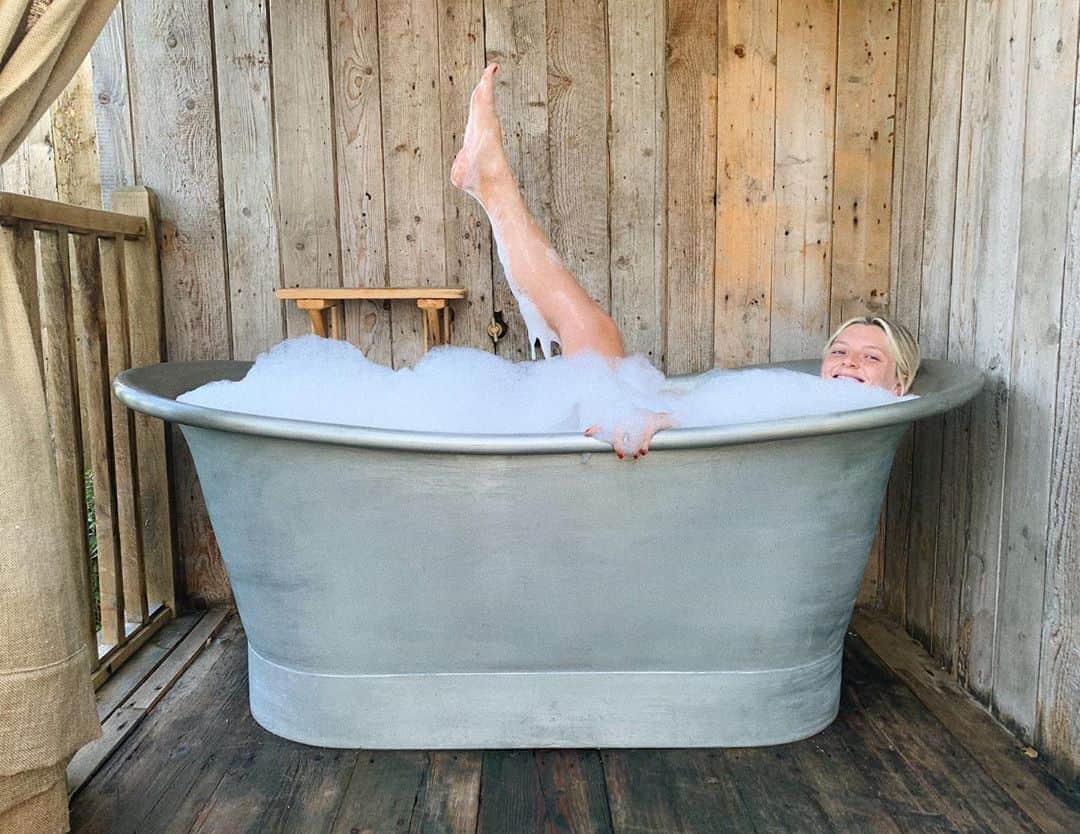 Estée Lalondeのインスタグラム：「Nothing a good bath can’t fix 🛁」