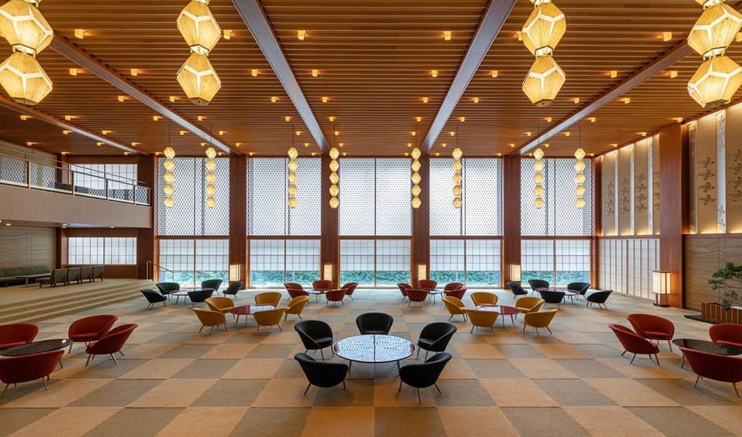 Luxury Card Japanさんのインスタグラム写真 - (Luxury Card JapanInstagram)「﻿ ﻿ 日本で、日本らしいホテルに泊まる。﻿ ﻿ 昨年9月にThe Okura Tokyoとして生まれ変わったばかり。創業から掲げる世界に通じるもてなし﻿の心はそのままに、新時代に映える日本の魅力にこだわったホテルです。﻿ 2棟あるうちの中層棟は、全室に開放感ある大きな窓とスチームサウナが完備されているので、心身ともにくつろげます。﻿ ﻿ 只今、「The Okura Tokyo」とラグジュアリーカードの合同キャンペーンが、ラグジュアリーカード公式Twitterにて開催中。抽選で１名様にペア無料宿泊券をプレゼントいたします🎁﻿ 応募期間は2020年9月10日まで。詳細はラグジュアリーカード公式Twitterをご確認ください。﻿ ﻿ 皆さまのご応募をお待ちしております♪﻿ ﻿ ﻿ ﻿ #TheOkuraTokyo #オークラ #ホテル #LeadingHotelsOfTheWorld #Okura #ラグジュアリーカード #私のラグジュアリー #国内ホテル」8月21日 17時48分 - luxurycardjapan