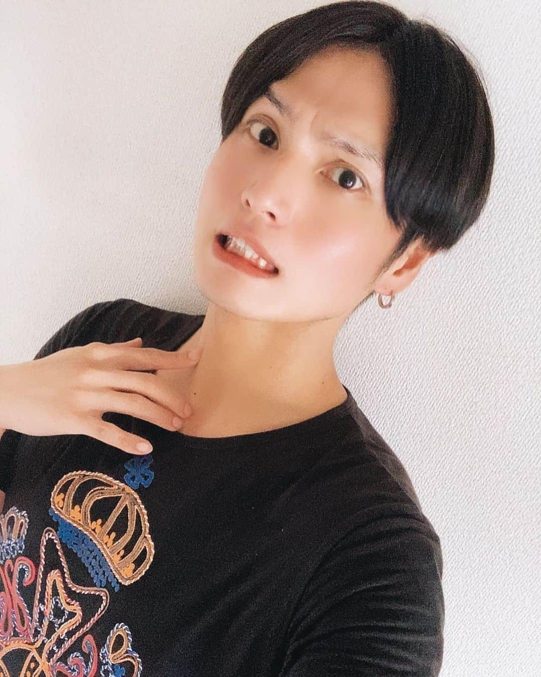 友常勇気さんのインスタグラム写真 - (友常勇気Instagram)「The temperature is just right today(๓˘▽˘๓) Sorry... It was hot all day today too🥵lol All you ok??   and 🎉information🎉 #おうちで喜劇公演 #コントショー特別編  8月23日日曜日20時から生配信❗️ 是非とも観てください🥳  配信日　：8月23日（日）20時から 演出　　：西垣匡基 出演者　：友常勇気・秋沢健太朗・杉江大志　・谷佳樹 　　　　　　　 チケット販売中です！ https://eplus.jp/conteshow_streaming/  ・チケット受付終了日時 8/24（月）17：00まで チケット代：２８００円  公式ツイッター ＠ConteShow  チャットもございますので、是非ご参加ください❤️  #友常勇気  #帰って来ましたー #今日も適温 #嘘 #めっちゃ暑かったね #笑 #みんな体調大丈夫？ p.s 23日お時間御座いましたら、観てやって下さい😚 生放送のコントはシビれるぜー🤣🤙」8月21日 17時53分 - yuki_tomotsune