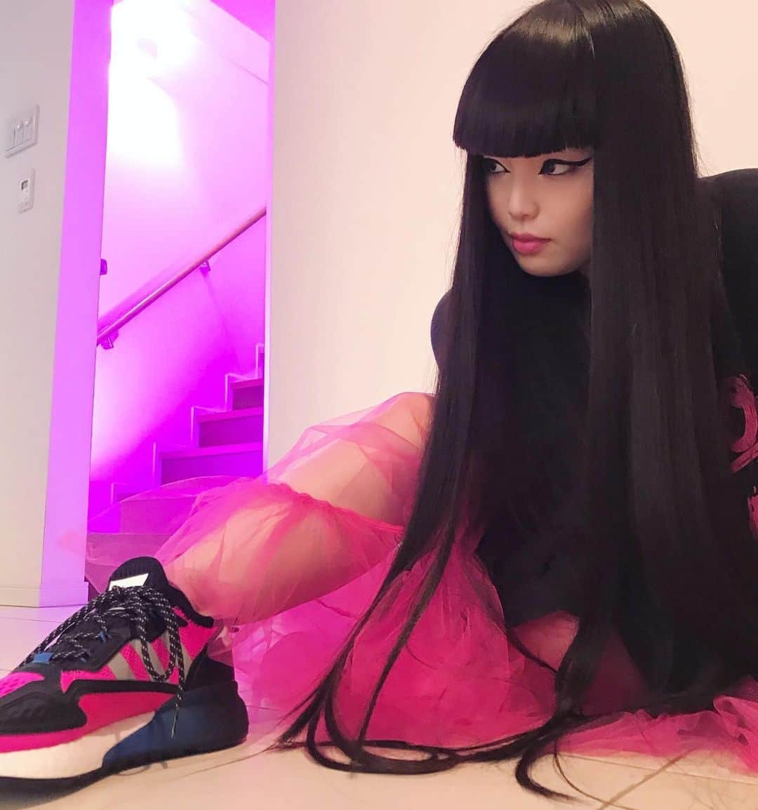 森山穂乃香のインスタグラム：「最新モデル  ZX 2K BOOST👟@adidasoriginals  Thank you for the gift🙏🏻✨ 今日から発売👟💕@adidas @adidastokyo   #ZX2KBOOST #giftedbyadidas #adidas #adidasoriginals #HonokaMoriyama #shoes」
