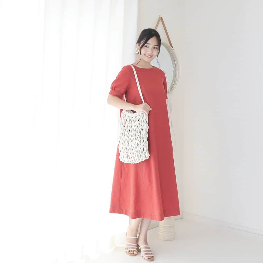 Eri Satoのインスタグラム：「red×ivoryコーデ · one-piece: @bouncybond bag: @discoat_official shoes: @adevivre  · こちらのワンピースは @bouncybond のもの。 #コットンリネンバックボタンアクセントフレアーワンピース · 時々着たくなる赤❤ イエベなのでちょっと朱色がかってると肌なじみが良いの☺️ 後ろはボタンあきになっていて、後ろ姿も可愛くいられる✨ コットンリネンのカジュアルな素材感も好き～！ ·  #BOUNCYBOND#バウンシーバンド#高身長コーデ#ママコーデ#カジュアルコーデ #夏コーデ#ワンピースコーデ #fashion#ootd#outfit#code#coordinate#style#ファッション#コーディネート#コーデ#プチプラ#プチプラコーデ#シンプルコーデ#mamagirl#locari#partegram#カジュアル#お洒落さんと繋がりたい」