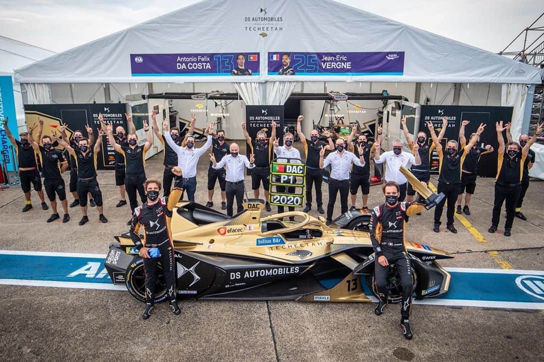 ジャン＝エリック・ベルニュのインスタグラム：「This is only the top of the iceberg on that photo. I want to thank everyone on this team, that couldn’t be on the track, working from home or from our base in Satory. Every individual make this team the best in Formula E and we are going to keep working hard to stay that way 👊🏼 #dreamteam  Ce n'est que le dessus de l'iceberg sur cette photo. Je tiens à remercier tous les membres de cette équipe, qui ne pouvaient pas être à Berlin, travaillant de chez eux ou depuis notre base à Satory. Chaque individu fait de cette équipe la meilleure de Formule E et nous allons continuer à travailler dur pour le rester 👊🏼  #DSAutomobiles #DSPerformance #DSTecheetah #Champions」