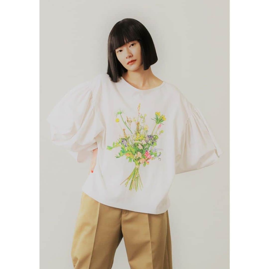 FRAPBOISofficialさんのインスタグラム写真 - (FRAPBOISofficialInstagram)「New Arrivals  Cut and Sewn 13,000yen+tax  In Stores Now  #frapbois #フラボア #pressedflower #プレスドフラワー #押し花 #20 #20years #20周年 #cutandsewn #カットソー #designcutandsewn #デザインカットソー #flower #フラワー #flowerprint #フラワープリント #bouquet #ブーケ #bouquetprint #ブーケプリント #volumesleeve #ボリュームスリーブ #relax #リラックス #relaxwear #リラックスウェア #onemilewear #ワンマイルウェア #tokyo #japan」8月21日 18時07分 - frapbois_official