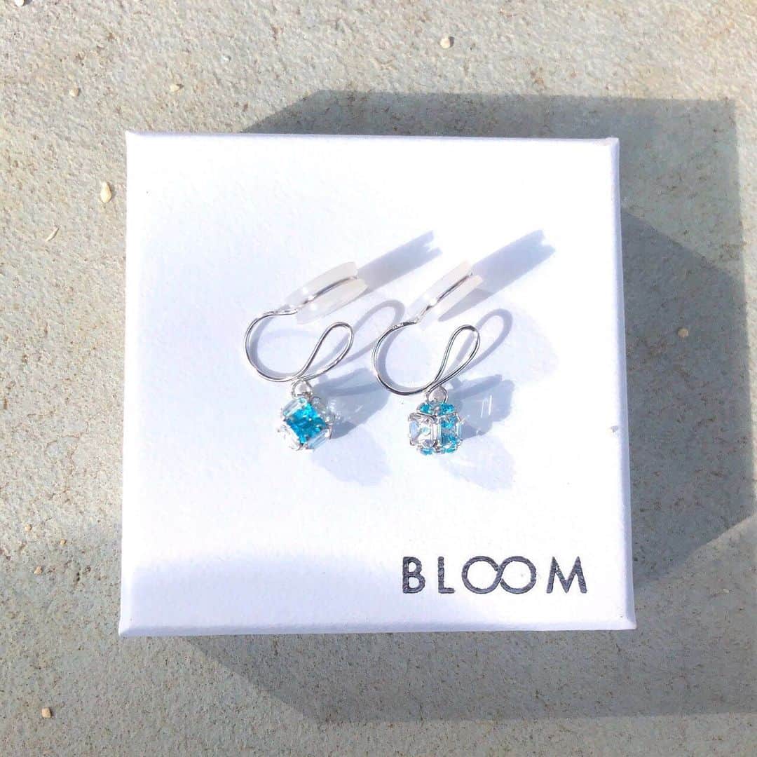 BLOOM(ブルーム) さんのインスタグラム写真 - (BLOOM(ブルーム) Instagram)「▽﻿ “光りの石”とも呼ばれるトパーズのイヤリング。﻿ ﻿ そんなトパーズの石言葉は﻿ 「信頼・冷静・円滑」。﻿ 進むべき未来を明るくサポートしてくれると言われています。﻿ ﻿ お守りジュエリーとして、﻿ 身につけてみてはいかがでしょうか？﻿ ﻿ #bloom_summer #bloom_jewely #夏のbloom #bloom_official #お守りジュエリー #華奢ジュエリー #今日のジュエリー #ジュエリーコーデ #ジュエリーコーディネート #ジュエリーブランド #ご褒美ジュエリー #自分へのご褒美 #ジュエリー好きさんと繋がりたい #bloomコーデ #夏ジュエリー #私らしい私 #ジュエリー大好き #初夏コーディネート #ジュエリーファッション #ジュエリー好きと繋がりたい #おしゃれさんとつながりたい #普段使い #お洒落さんと繋がりたい #イヤリング派 #石言葉 #誕生石 #お洒落になりたい #素敵女子になりたい #大人ジュエリー #シンプルジュエリー」8月21日 18時00分 - bloom_official_jp