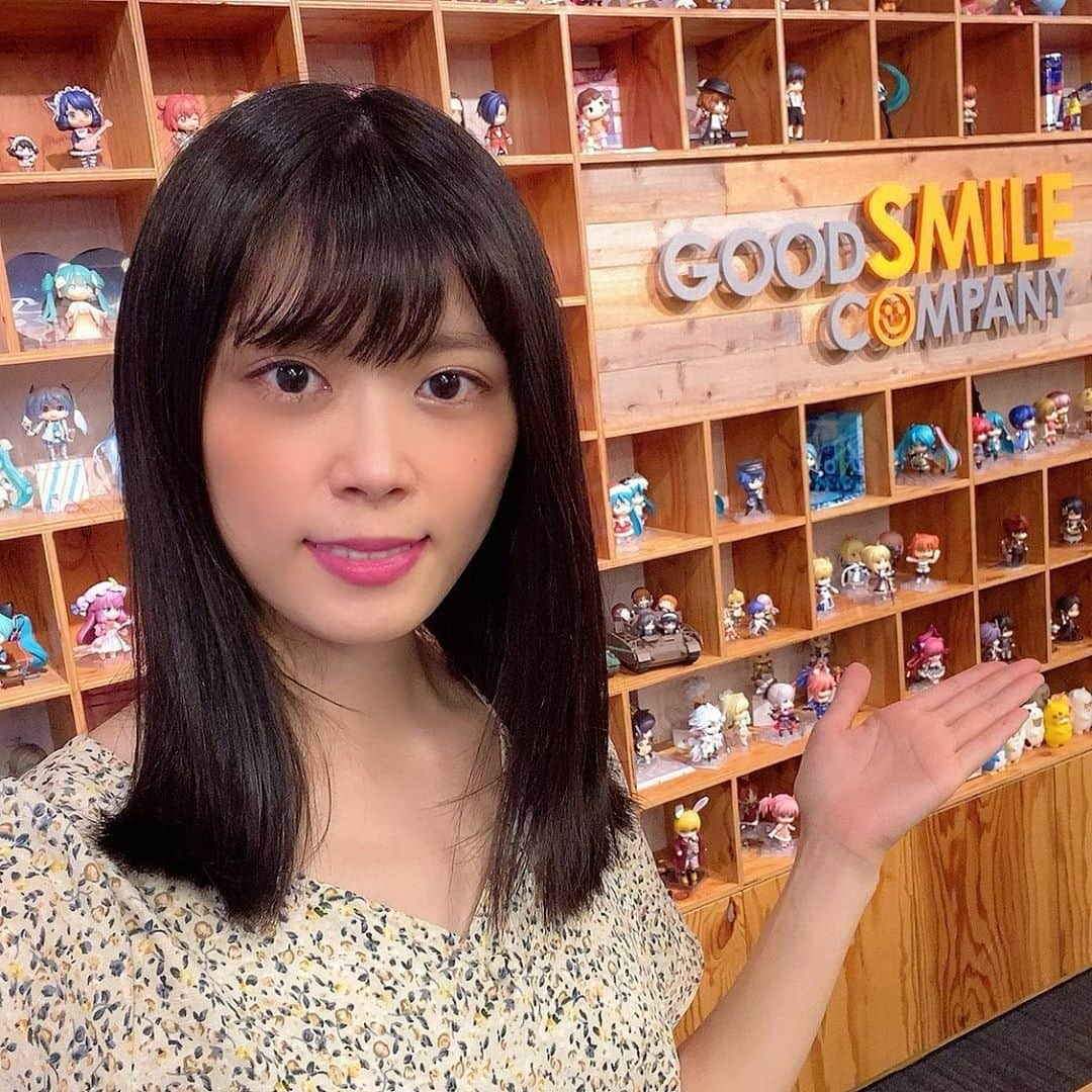 シュアン（施鈺萱）さんのインスタグラム写真 - (シュアン（施鈺萱）Instagram)「﻿ ﻿ 抵達模型廠商Good Smile Company啦！！﻿ 哇😍😍😍﻿ 好多我愛的動漫的黏土人！！﻿ 這面牆太厲害了吧😭😭😭﻿ ﻿ 今晚台灣時間19:30﻿ 我會參與漫畫博覽會的直播！！ 會在GSC Youtube 頻道與漫博臉書直播！﻿ 請大家不要錯過🥰﻿ 詳細寫在留言區喔！﻿ ﻿ 大家喜歡什麼動漫呢？🥰﻿ ﻿ ——————-﻿ ﻿ グッドスマイルカンパニー来ましたー！！！﻿ すごく興奮します😍😍😍﻿ 好きなアニメのねんどろいどいっぱい！！！﻿ やばいやばい！﻿ いよいよ今夜！﻿ 日本時間20:30﻿ 漫画博覧会の生配信！ グッドスマイルカンパニーのYouTubeチャンネルと漫画博覧会の Facebookで生配信します！﻿ 是非見てください！﻿ 詳細はコメント欄に書くね！  #フィギュア #ねんどろいど  #グッドスマイルカンパニー  #漫画博覧会 #シュアン #施鈺萱 #アニメ好きな人と繋がりたい  #漫畫博覽會2020」8月21日 18時07分 - ts_hsuan