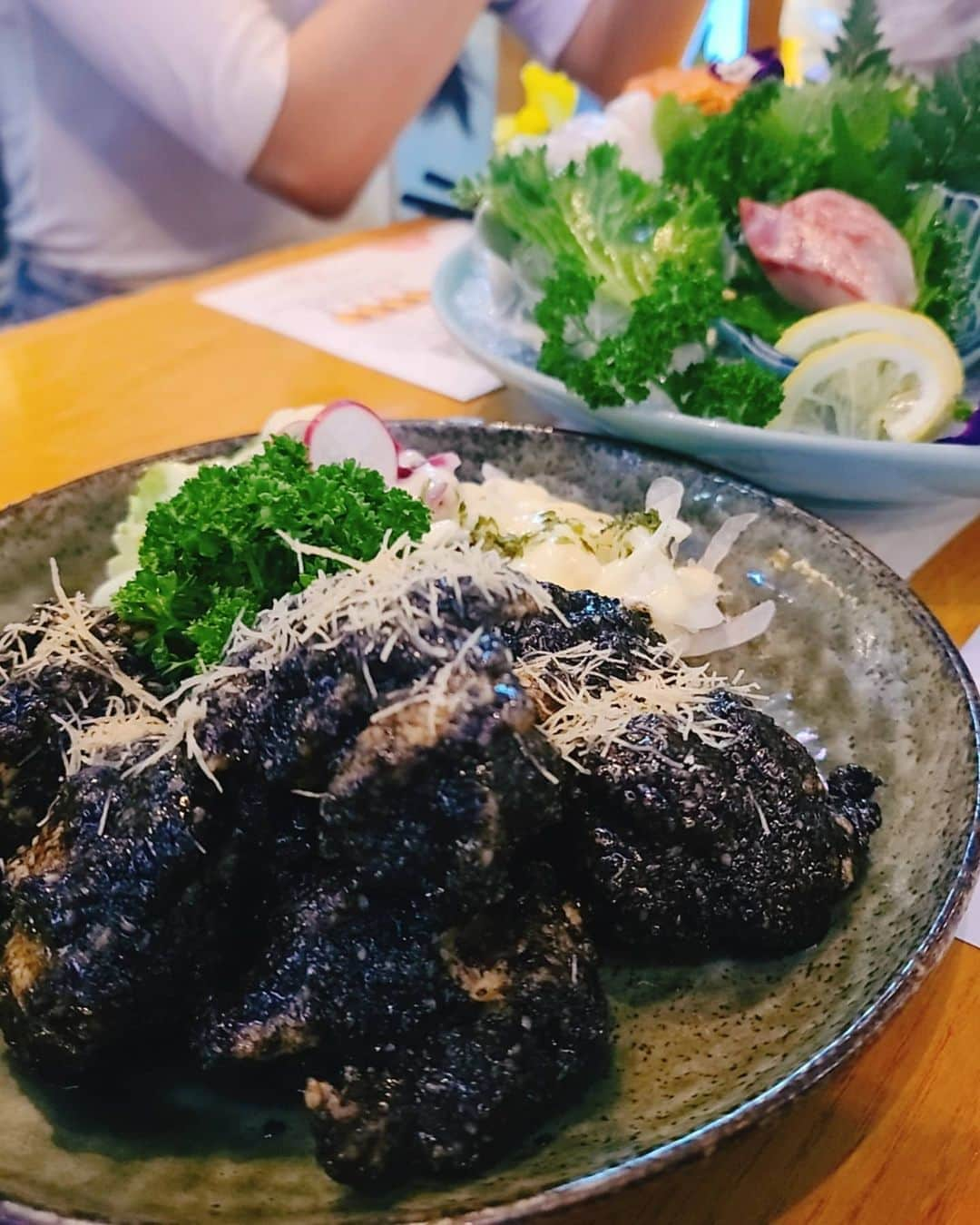 エリナさんのインスタグラム写真 - (エリナInstagram)「으흐흐 몇년째 단골 맛집 가로수길 공감❤ 모든 사시미 너무 맛있고 이번에 새로 나온 흑인자 가라아게ㅎㅎ  비쥬얼 보고 깜짝 놀랐는데 맛은 최고🤗🤤 여기 룸도 많아서 모임이나 데이트 할때 추천할게요❣  昔から通ってるおすすめの居酒屋さん😊  . .  #가로수길술집 #가로수길이자카야 #가로수길룸술집 #가로수길공감 #가로수길핫플 #가로수길 데이트 #맛집 #instagood #instalike #instaphoto #instafood #instapic #me #selfie #sashimi #刺身#韓国居酒屋#韓国#グルメ」8月21日 18時02分 - erina_hrn