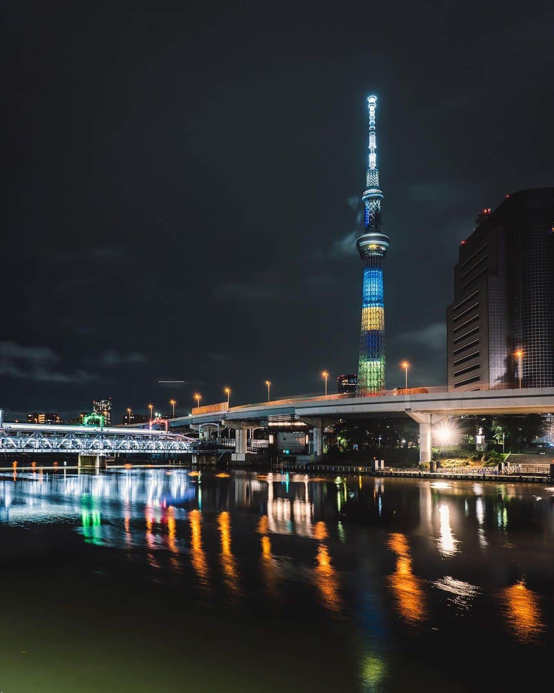 東急電鉄さんのインスタグラム写真 - (東急電鉄Instagram)「. 東急電鉄では、東急線各駅から東京メトロ接続駅までの往復&東京メトロ線が1日乗り降り自由の「東急東京メトロパス」を発売しています。 そのお得なチケットを使って行ける"橋が見える夜景"のご紹介です。 . 第一回目は東武鉄道の線路下に今年オープンした「すみだリバーウォーク」を撮影しました。東京メトロ銀座線の浅草駅から徒歩数分。隅田川沿いから東京スカイツリー・すみだリバーウォーク・首都高という東京らしい風景が見渡せます。 夜になると東京スカイツリーとすみだリバーウォークが鮮やかにライトアップされ、東京の夜景の新名所となりそうです。 （東京メトロ銀座線　浅草駅） . Enjoy roundtrip fare ticket from any station along the Tokyu lines with direct transfer to unlimited rides for a day on the Tokyo Metro lines via the Tokyu Tokyo Metro Pass, sold by Tokyu Railways. We’ve got a lineup of spots that feature views of bridges against the city nightscape, and all of them are accessible with this train pass. . To kick things off, we’ll start with a snap we took at Sumida River Walk, a new route that opened up this year just beneath the Tobu Railway train tracks. You can walk there in just a few minutes from Asakusa Station on the Tokyo Metro Ginza Line. Once you’re on the banks of Sumida River there’s a picture perfect view of Tokyo Skytree and Sumida River Walk together against the Tokyo city backdrop. At night, both Sumida River Walk and Skytree are illuminated brightly, making for what is sure to be a new Tokyo hotspot to enjoy at night. (Asakusa Station, Tokyo Metro Ginza Line) . #浅草 #asakusa #東京スカイツリー #tokyoskytree #skytree #隅田川 #sumidariver #すみだリバーウォーク #sumidariverwalk #橋 #bridge #夜景 #nightscape #japan_night_view #建築 #建築デザイン #建築巡り #建筑 #건축물  #archidaily #archilovers #architecturelovers #東京散歩 #japantrip #discovertokyo #tokyoartsandculture #visitjapanjp #일본여행 #東京自由行 #東京景點」8月21日 18時03分 - tokyu_railways