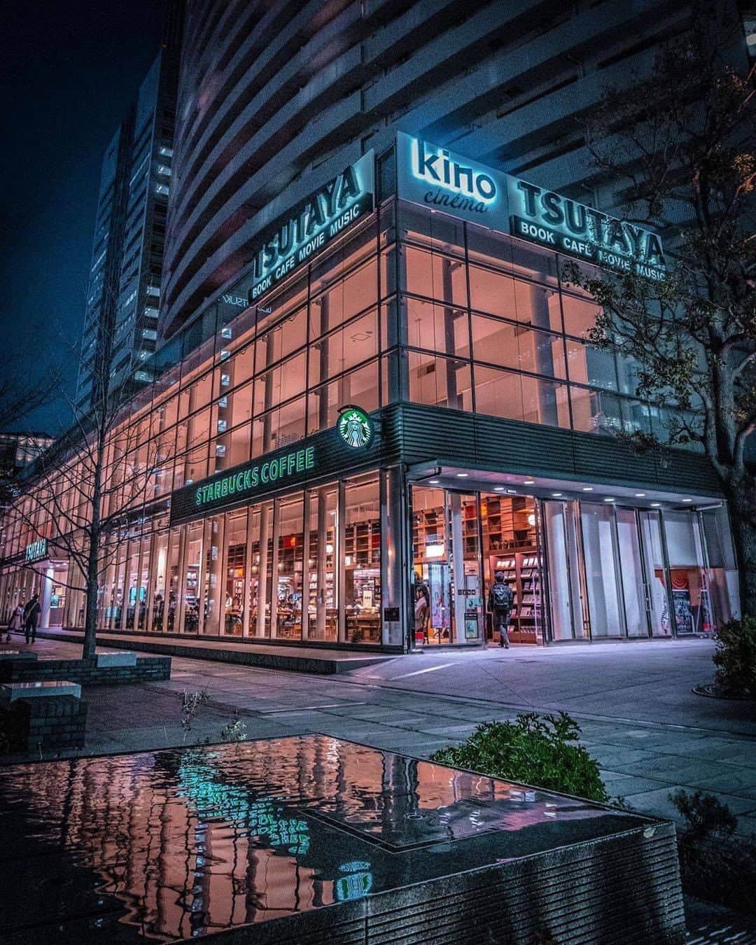 のインスタグラム：「Casual evenings in Minato Mirai.﻿ Photo: @_gnt_99﻿ #myyokohama ﻿ ﻿ #yokohama #darlingescapes #beautifuldestinations #artofvisuals #somewheremagazine #discoverglobe #travelawesome #passionpassport #lovejapan #explorejapan #japanlife #japanfocus #japan_vacations #japanrevealed #よこはま #ヨコハマ #横浜」