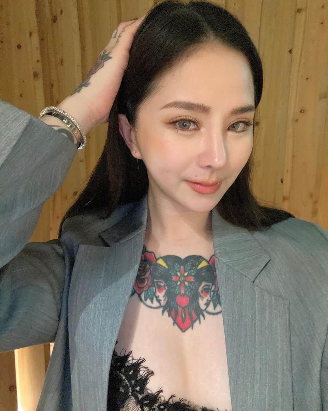 Abby Chenのインスタグラム：「被畫的妝真的太太太滿意了！！讓我看見不一樣的自己～好喜歡🤍 我以後跟隨妳了！！ @muimui_makeup ❤️有需要妝髮可以找她 美感完全是我的菜！ 喜歡隱眼找 @bboowabb 👀 也謝謝除除幫我安排這麼棒的一次妝髮體驗🥰 愛死了！」