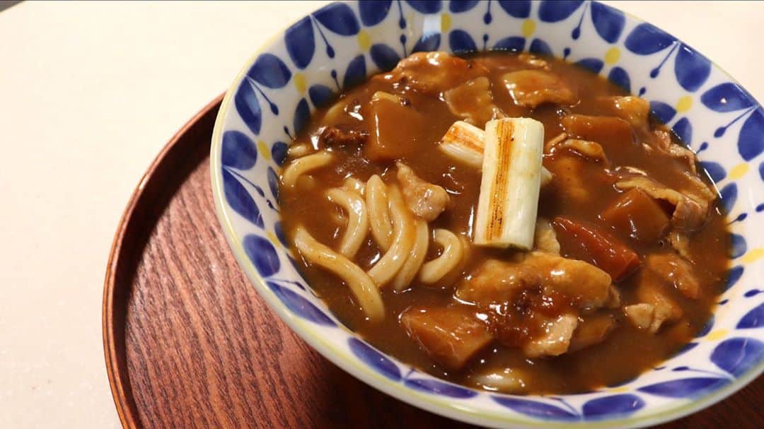 馬場裕之のインスタグラム：「満足度１２０％ 豊橋風カレーうどん🍛  簡単アレンジで食べてビックリ‼️ 食べ応え抜群なカレーうどんが出来ますよ😍  YouTube「馬場ごはん」 にてご視聴くださいー😸 . ▷ @hiro88 ◁ ⇧⇧⇧⇧⇧⇧⇧ こちらをクリック😻  『材料』2人前 冷凍うどん2袋 レトルトカレー1パック レンチンご飯1パック とけるチーズ50g 豚バラ肉80g 長ネギ20cm 和風だしの素小さじ2 片栗粉大さじ1 水300cc 黒胡椒少々  #新しい日常  #一緒にやってみよう #おうちごはん  #吉本自宅劇場  #馬場ごはん」