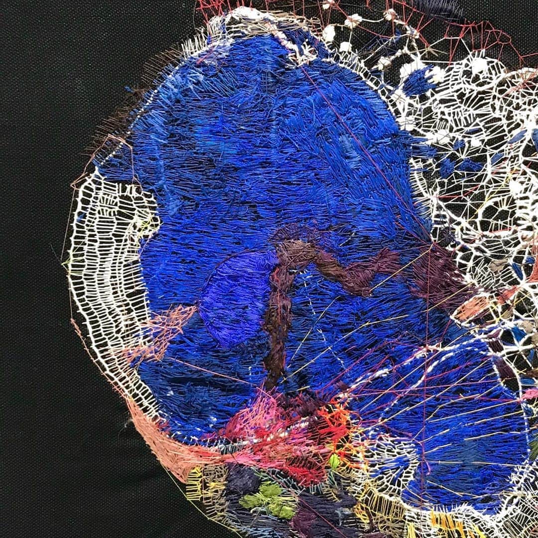 光野桃のインスタグラム：「沖潤子さんの展覧会「刺繍の理り」はいよいよ明日までです。 そして会場の様子をVR(バーチャルリアリティ)で観ることができるようになったそう。 ひんやりとした空気感が美しく、短い旅をしているかのような印象は、猛暑の苦しさを忘れさせてくれます。 沖さんのHPのなかのダイアリーページにリンクがあります。  https://www.junkooki.com/post/真夏の夜の夢  #沖潤子 #junkooki @wokyshoten  #刺繍の理り #kosakukanechika #8月22日土曜日まで」