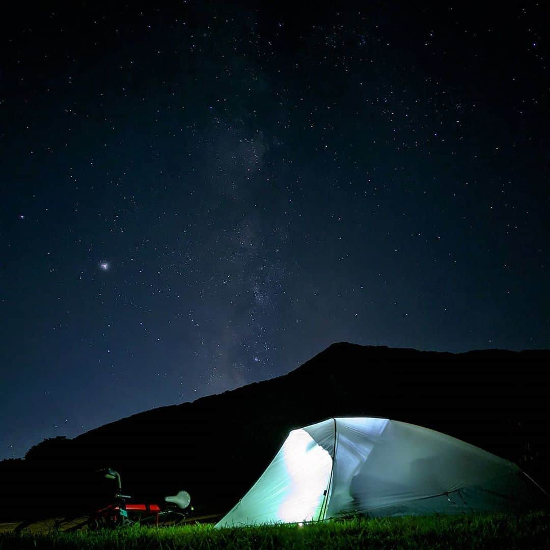 山下晃和さんのインスタグラム写真 - (山下晃和Instagram)「【BIKE&CAMP】輪行して新幹線とバスを乗り継いで、こんなステキなところに来られました  しかしながら、まだまだ長野は他にもたくさん、あんなものやこんなもの 奥が深い…  #信越ペダル #自転車キャンプツーリング  #旅サイクリスト #グラベルロード #グラベル #camp #camping #gravelroad #bikepacking #Nagano #Madarao #自転車 #自転車キャンプ #camptouring #Japan #mountain #touring #流れ星 #star #mountainhardwear #bikecamping #night #スマホのカメラ #そこそこすごいね #bicycle  #bike #星 #星空キャンプ #まだキャンフォトコン2020 #目的のない旅展」8月21日 18時15分 - travel_akikazoo