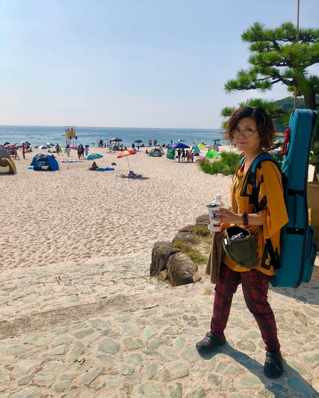 Tammyさんのインスタグラム写真 - (TammyInstagram)「夏の思ひ出🏖  ビーチと、1人して信号機のような私。  ビーチに似合わない私。🤣  合成写真かっ❗️笑  みたいな、思ひ出。  この後、ビーチで遊ぶことも無く、あまりの暑さに、即座に退散致しました😌  #Tammy #Tammyyanen #photo #シンガーソングライター #唄 #ギター #singer #songwriter #guitar #artist  #solo #music #song #恩学 #音楽 #想い #art #live #love #life #海 #sea #白浜 #思い出 #夏 #summer #アコースティックギター #acousticguitar #合成写真みたい #笑」8月21日 18時15分 - tammyyanen