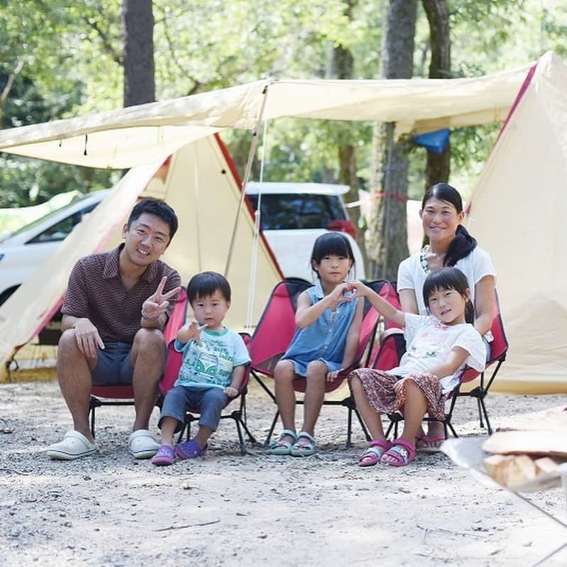 キャンプ情報サイト［ランタン］さんのインスタグラム写真 - (キャンプ情報サイト［ランタン］Instagram)「CAMP SMILE STYLE ／ ogawaのツインピルツは 広々空間で子どものお気に入り！ ＼ いろんなキャンパーのキャンプスタイルを現地取材と一般キャンパーからの投稿で数多く掲載してます。 . . 詳しくは @lantern.camp webサイトをご覧ください . . #camp #camping #outdoor #travel #trip #lantern_smile #nature #キャンプ #キャンプ用品 #アウトドア #テント #自然 #旅行 #キャンプ初心者 #キャンプ好きな人と繋がりたい #キャンプスタイル #LANTERN #キャンプギア #ogawa #オガワ #ogawa_タープ #ツインピルツ #ピルツ #ogawa_テント #サーモス #マキノ高原キャンプ場 #ファミリーキャンプ」8月21日 18時09分 - lantern.camp