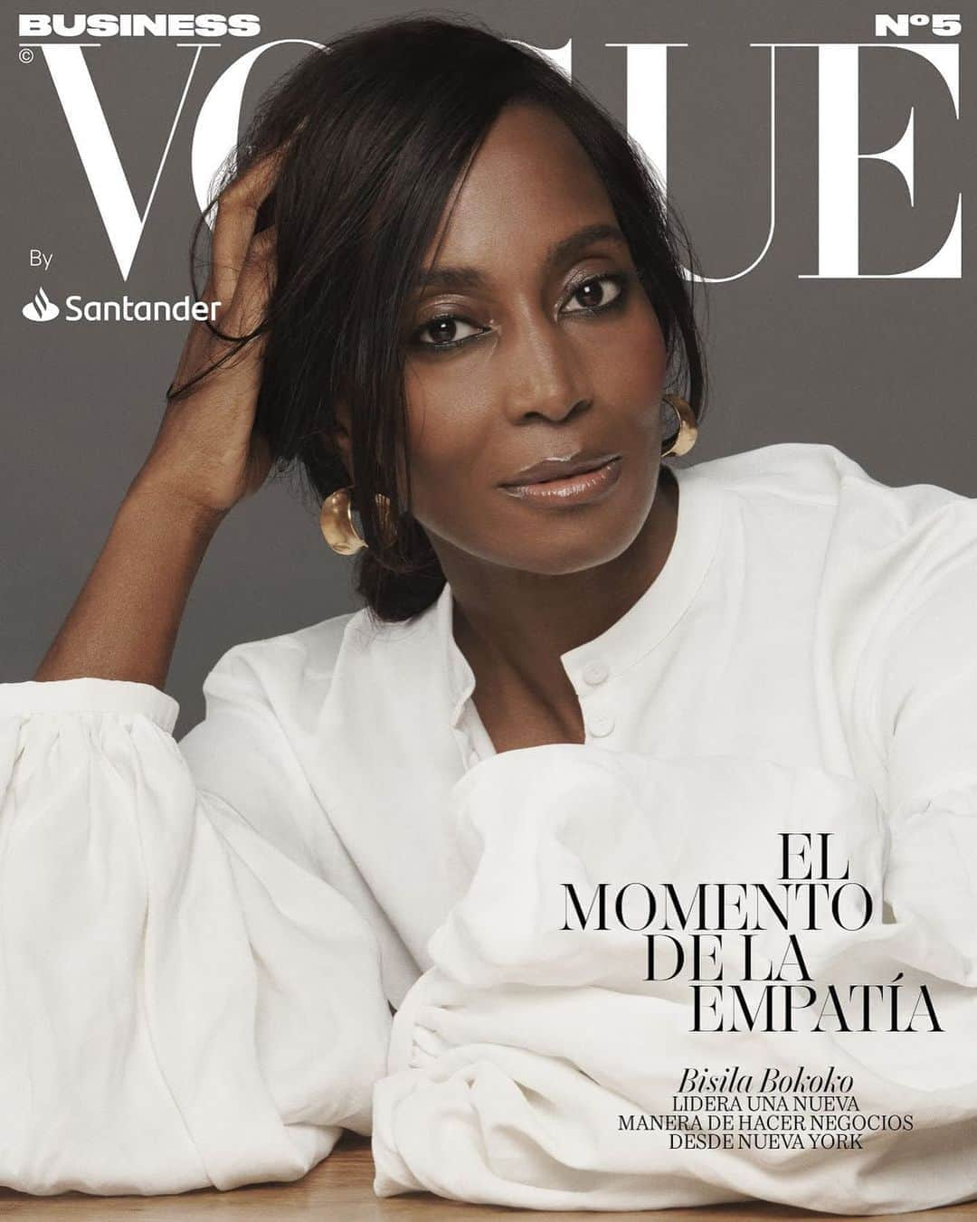 Vogue Españaさんのインスタグラム写真 - (Vogue EspañaInstagram)「De libertad y éxito, de diversidad, de perfeccionismo y de la empatía necesaria para ser un líder en el siglo XXI trata la conversación con Bisila Bokoko en Vogue Business. Empresaria, filántropa y conferenciante, la que fuera durante siete años directora ejecutiva de la Cámara de Comercio España-EEUU, dirige desde 2012 su propia agencia con la que asesora, orienta y promueve marcas a nivel internacional. Nacida en Valencia, Bokoko lidera desde Nueva York una forma distinta de crear empresa y equipos basada en nuevos valores. #VB {@bisilabokoko lleva blusa de @jilsander y pendientes de @alighieri_jewellery} ▪️Fotografía: @paolakudacki ▪️Estilismo: @shibonleigh」8月21日 18時09分 - voguespain