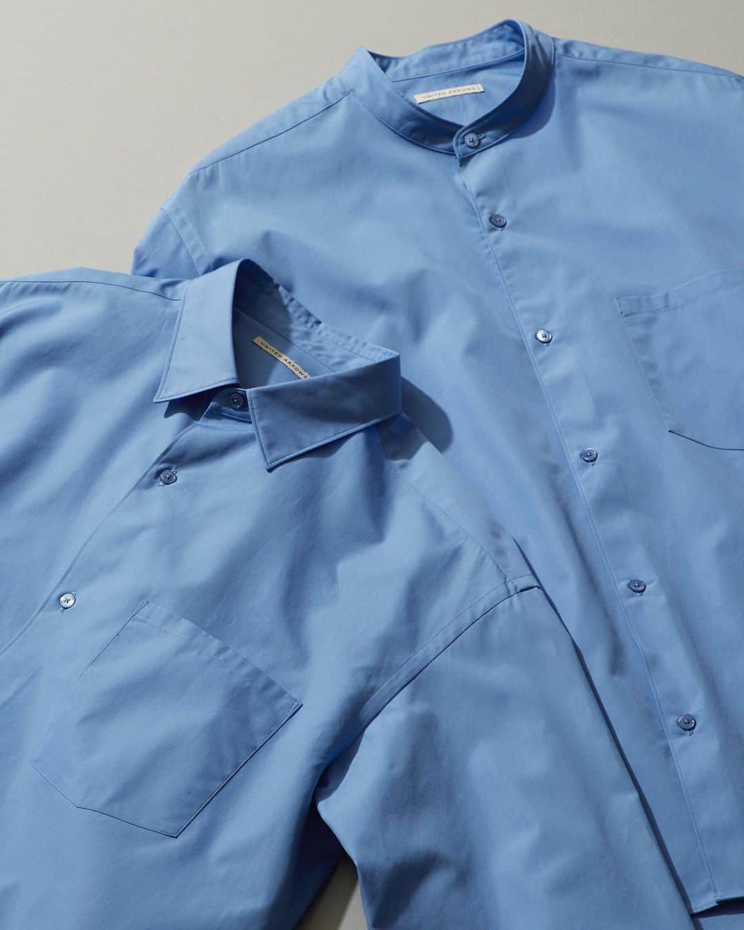 UNITED ARROWS さんのインスタグラム写真 - (UNITED ARROWS Instagram)「ㅤㅤㅤㅤㅤㅤㅤㅤㅤㅤㅤㅤㅤ ＜UNITED ARROWS＞ ポプリンシャツ 各¥16,000+tax レギュラーカラー:1111-250-2761 バンドカラー:1111-250-2762  英国の生地メーカー、トーマスメイソン社の高密度ポプリンを使用したカジュアルシャツ。国内屈指の縫製技術と上質な生地を用い、ゆとりのあるシルエットで仕上げることで、リラックス感と上品さが共存した素敵なシャツに仕上がっています。ブルー(写真)、ホワイト、グレー、ブラックの4色をご用意しております。  #UnitedArrows #UnitedArrowsMen #ThomasMason  ーUA STORE ACCOUNTー MEN： @unitedarrows_men_store WOMEN： @unitedarrows_women_store」8月21日 18時12分 - unitedarrows_official