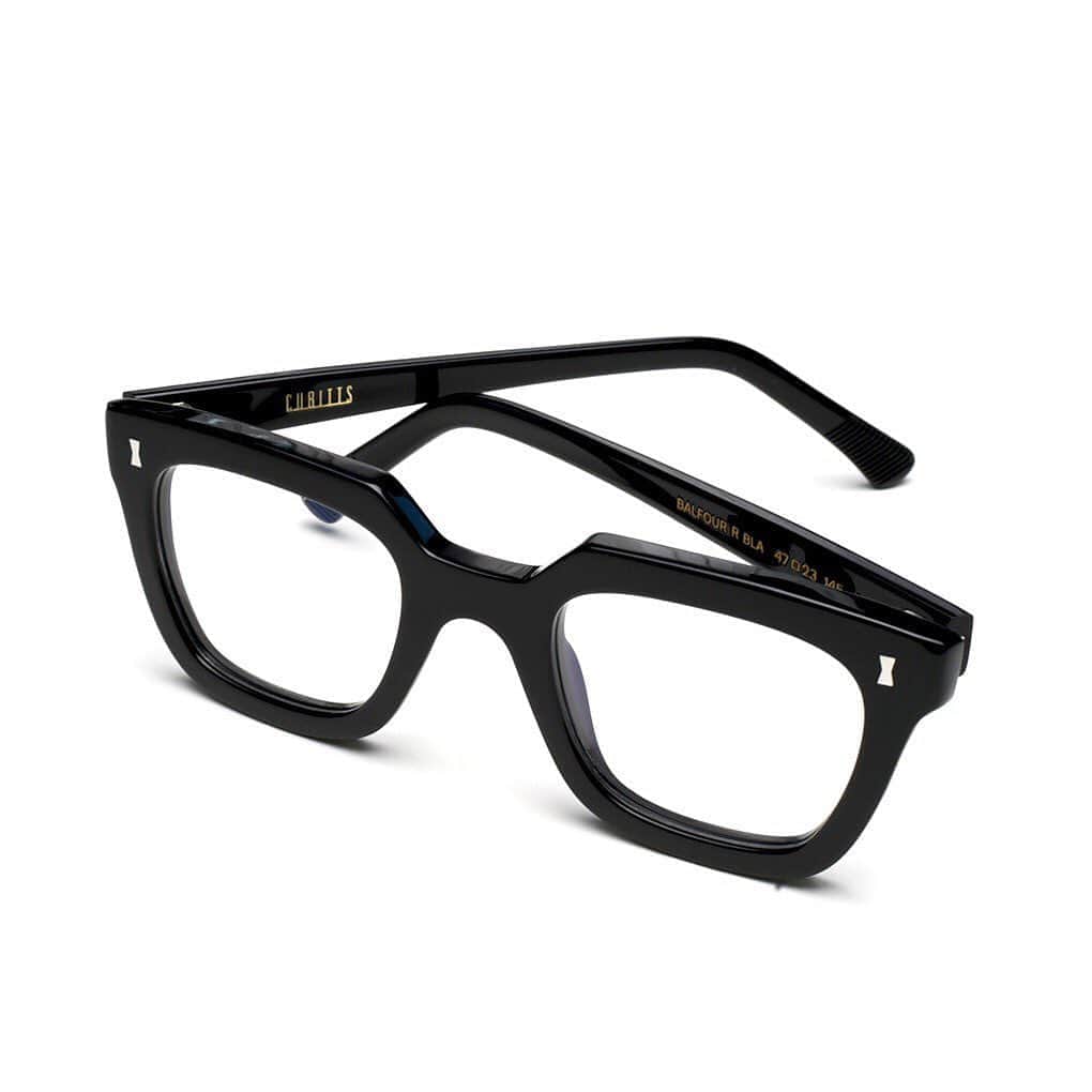 のインスタグラム：「． CUBITTS（キュービッツ）が新モデルも含めて多数入荷してます！ ． シンプルなウェリントン型のレンズとフレームのアウトラインのエッジによるギャップを感じられる一本です。 ． ボールドな印象の割にミディアムなサイズとテンプルの細さにより、掛けてみると収まりの良いデザインです。 ． brand: CUBITTS（キュービッツ） model:BALFOUR R color: black price: ¥25,300〜（w/tax) ※キュービッツはレンズ代込みの金額です。レンズの種類によって金額は変動します。 ． #cubitts」
