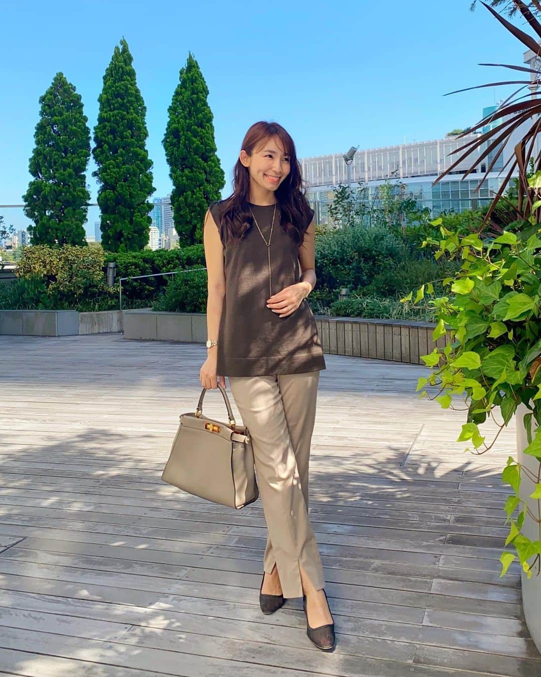 shizuka.watanabeさんのインスタグラム写真 - (shizuka.watanabeInstagram)「♡♡♡ ・ ・ 今日は長女が　@yoka1124 のお家にお泊まりです‼️ ・ 次女と2人〜🙌 誕生日が近いのでおもちゃ屋さんに寄ったら役２時間あれもいい！これもいい！って大変でした💦 ・ ネットで見せれば良かったー‼️ ・ YouTubeで見ていた りかちゃんのお買い物屋さんに！！ ・ 我が家のリカちゃんグッズがたくさんあって 一つの町が出来そうなぐらいです😂‼️ ・ ・ コーデは動きやすい ブラウン✖︎ページュなパンツスタイル♬ ・ ・ #milaowen  #ミラオーウェン  #frayid #フレイアイディー #elin #きれいめコーデ #きれいめカジュアル #きれいめファッション #大人コーデ #大人カジュアル #30代ファッション #30代コーデ #30代  #姉妹ママ　#女の子ママ　#パンツスタイル」8月21日 18時21分 - shizuka.watanabe