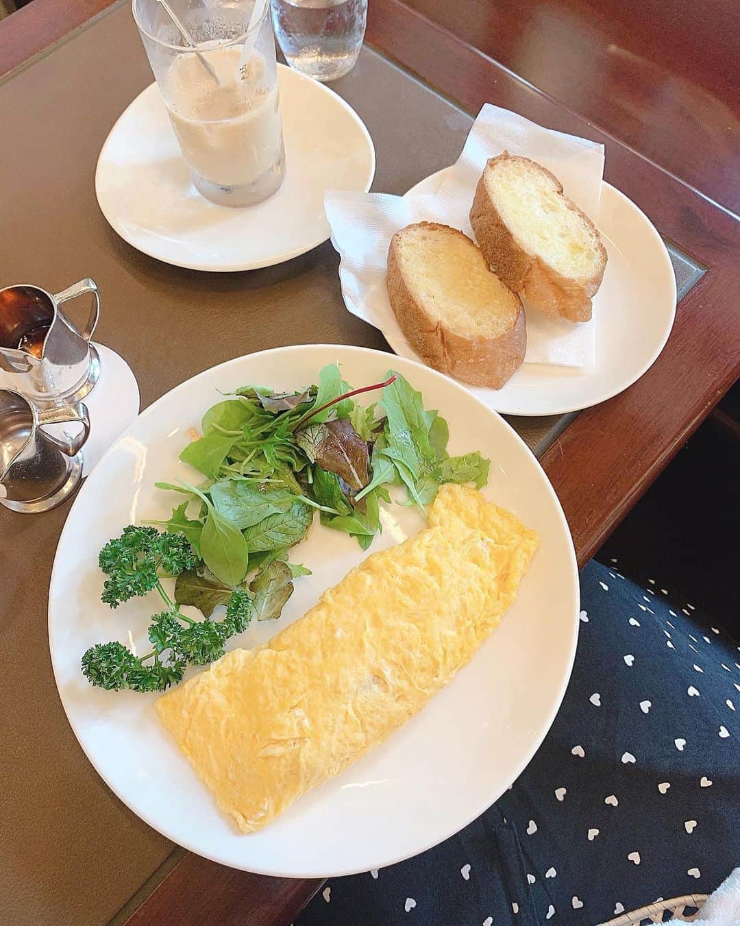 廣川奈々聖のインスタグラム：「.﻿ ﻿ 中にモッツァレラチーズの入ったオムレツ 🦢🌱 少し前だけど、美味しかったな〜 ♡﻿ ﻿ ﻿ ﻿ 友達とここの有名なホットケーキも食べたからまた載せる¨̮ 🥄﻿ ﻿ ﻿ ﻿  ﻿ ﻿ #ななせのcafe巡り#ウエスト青山ガーデン#青山カフェ#乃木坂カフェ#洋菓子ウエスト#オムレツ#東京カフェ部#表参道カフェ#表参道ランチ#lunchtime」