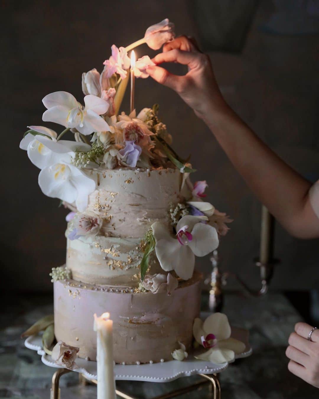 청담 수케이크 (atelier soo)さんのインスタグラム写真 - (청담 수케이크 (atelier soo)Instagram)「ㅡ 처음만드신생화케이크가이렇게아름다울수있다니 선생님그림이케익에고스란히담겨있었다🕊🤍 @grace__roo ㅡ Wedding Buttercream flower cake ㅡ #flower #cake #flowercake #partycake #birthday #weddingcake #buttercreamcake #buttercream #버터크림플라워케이크 #バタ #フラワー #バタークリーム #バタークリームケーキ #フラワーケーキ #スウィーツ #ケーキクラス  #バターフラワー #バターフラワーケーキ #お祝い #誕生日 ㅡ www.soocake.com vkscl_energy@naver.com」8月21日 18時25分 - soocake_ully