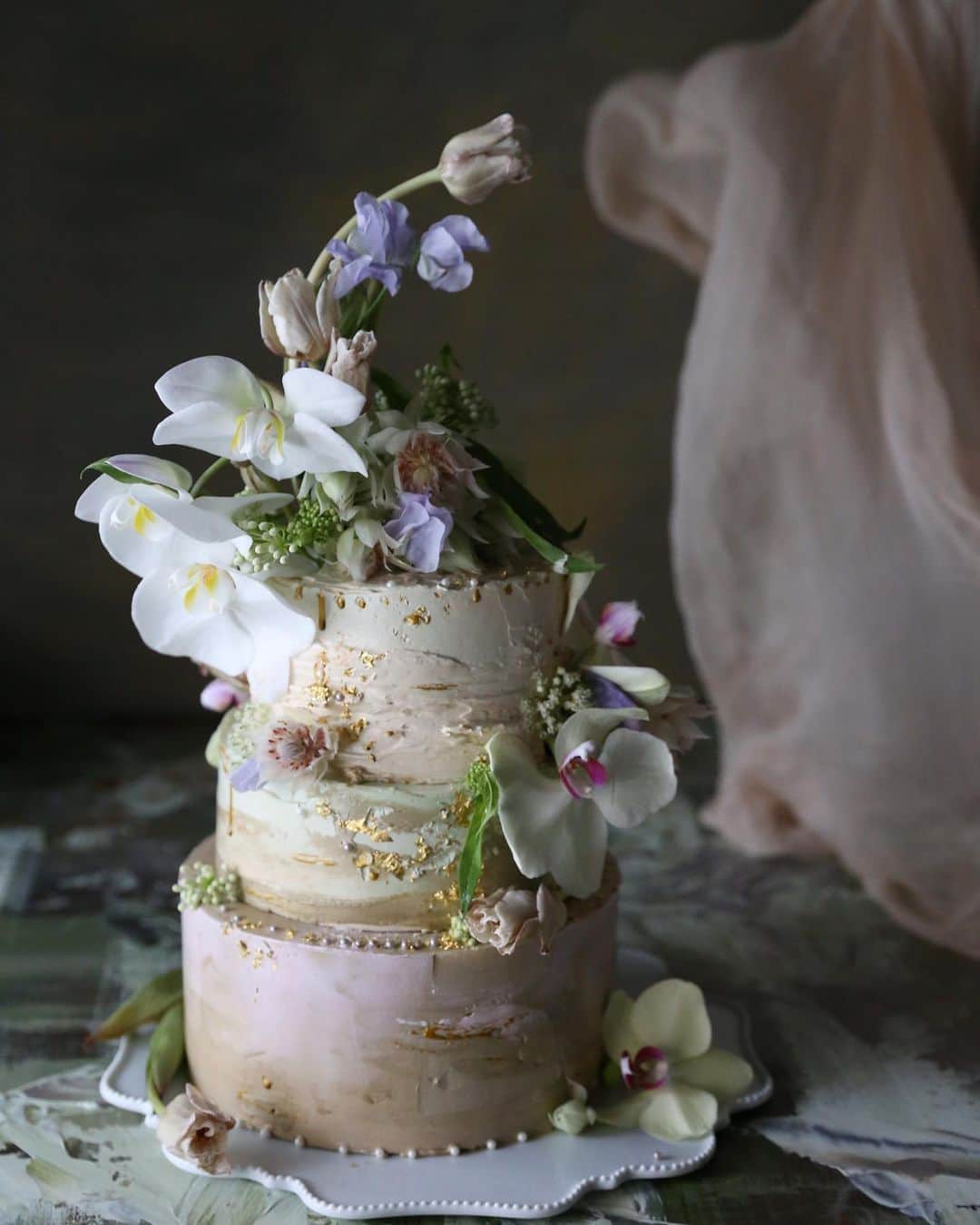 청담 수케이크 (atelier soo)さんのインスタグラム写真 - (청담 수케이크 (atelier soo)Instagram)「ㅡ 처음만드신생화케이크가이렇게아름다울수있다니 선생님그림이케익에고스란히담겨있었다🕊🤍 @grace__roo ㅡ Wedding Buttercream flower cake ㅡ #flower #cake #flowercake #partycake #birthday #weddingcake #buttercreamcake #buttercream #버터크림플라워케이크 #バタ #フラワー #バタークリーム #バタークリームケーキ #フラワーケーキ #スウィーツ #ケーキクラス  #バターフラワー #バターフラワーケーキ #お祝い #誕生日 ㅡ www.soocake.com vkscl_energy@naver.com」8月21日 18時25分 - soocake_ully