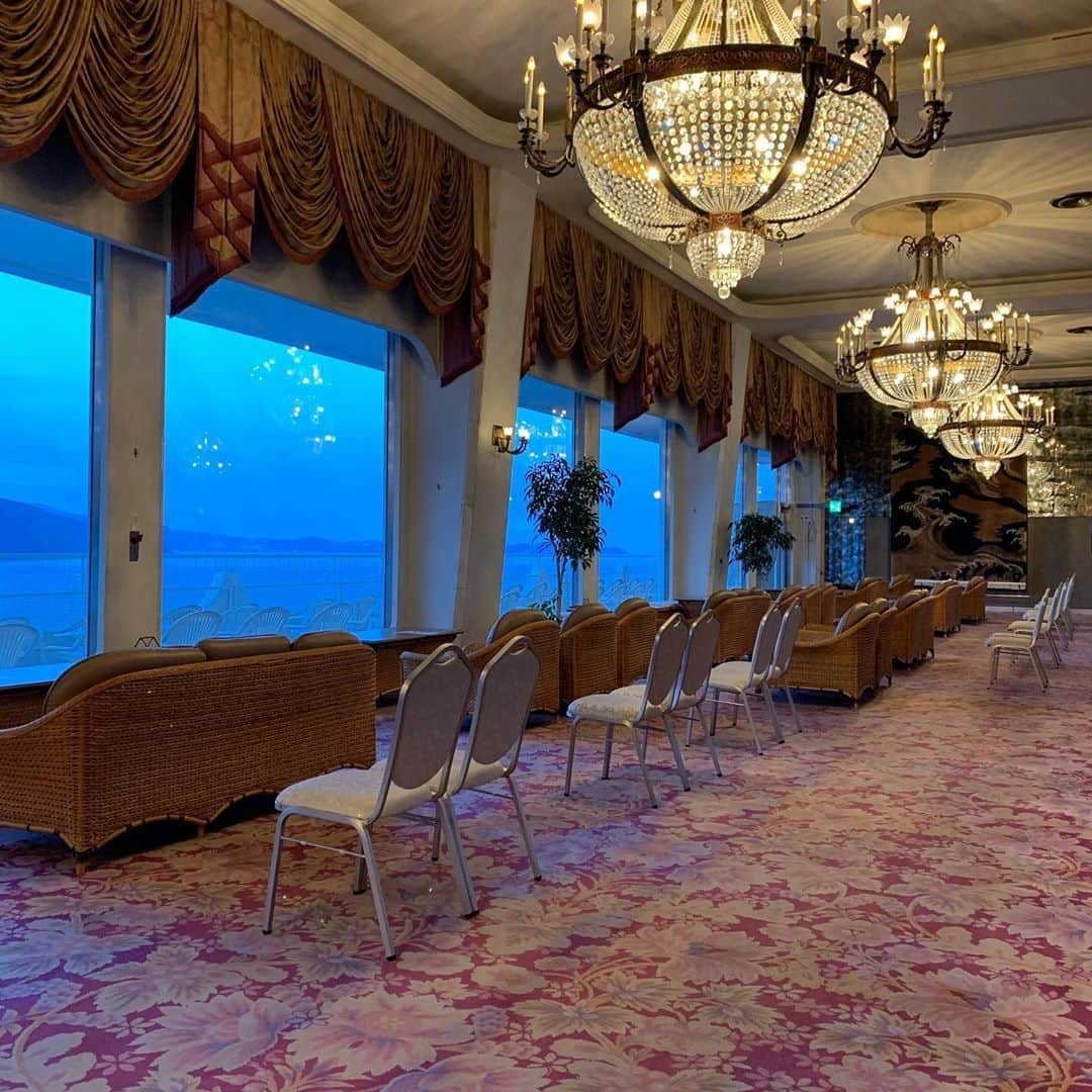 ホテルニューアカオ　熱海温泉＆リゾートのインスタグラム：「本日は熱海海上花火大会です🎆 ロイヤルウイング宿泊の方はホテルニューアカオ17階ロビーに花火鑑賞席をご用意しております✨ 見渡しが良く特等席ですね😊」
