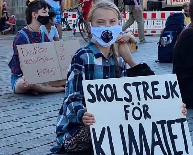 グレタ・トゥーンベリさんのインスタグラム写真 - (グレタ・トゥーンベリInstagram)「School strike week 105. We’re back, social distant. Berlin! #climatestrike #fridaysforfuture #schoolstrike4climate #flattenthecurve #FaceTheClimateEmergency」8月21日 18時26分 - gretathunberg