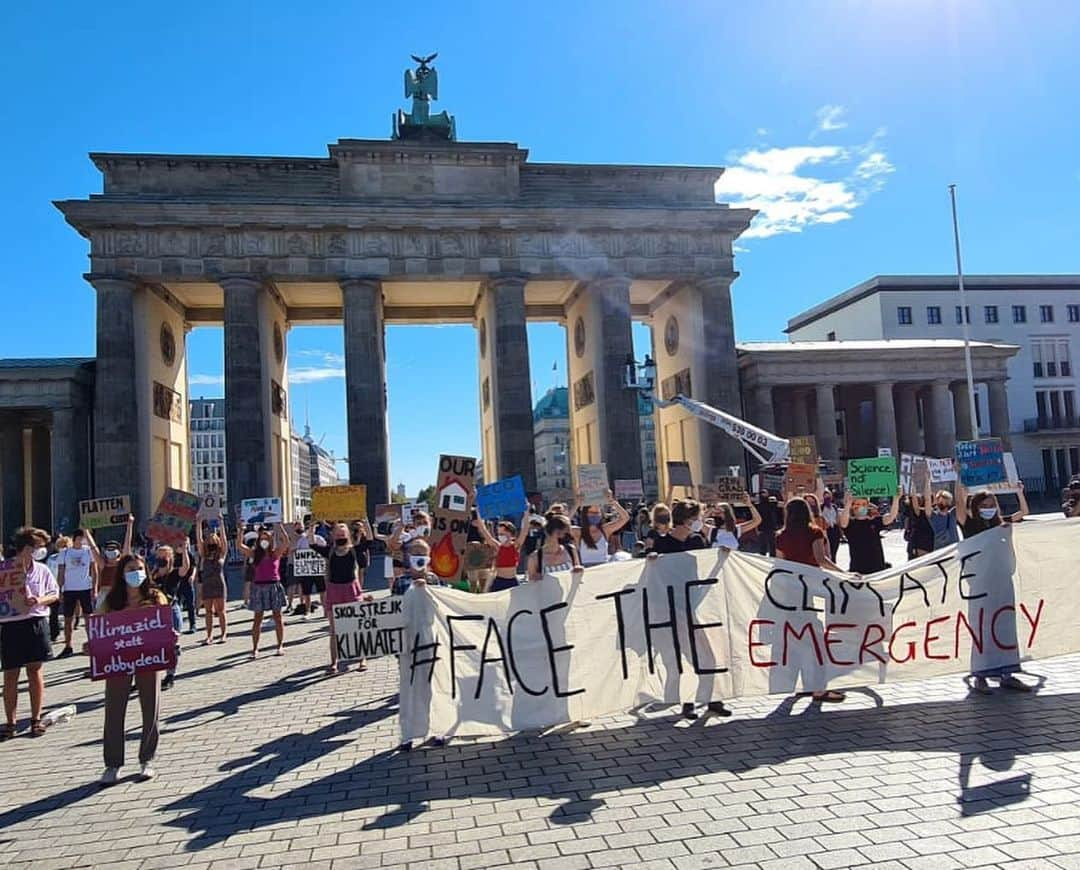 グレタ・トゥーンベリさんのインスタグラム写真 - (グレタ・トゥーンベリInstagram)「School strike week 105. We’re back, social distant. Berlin! #climatestrike #fridaysforfuture #schoolstrike4climate #flattenthecurve #FaceTheClimateEmergency」8月21日 18時26分 - gretathunberg