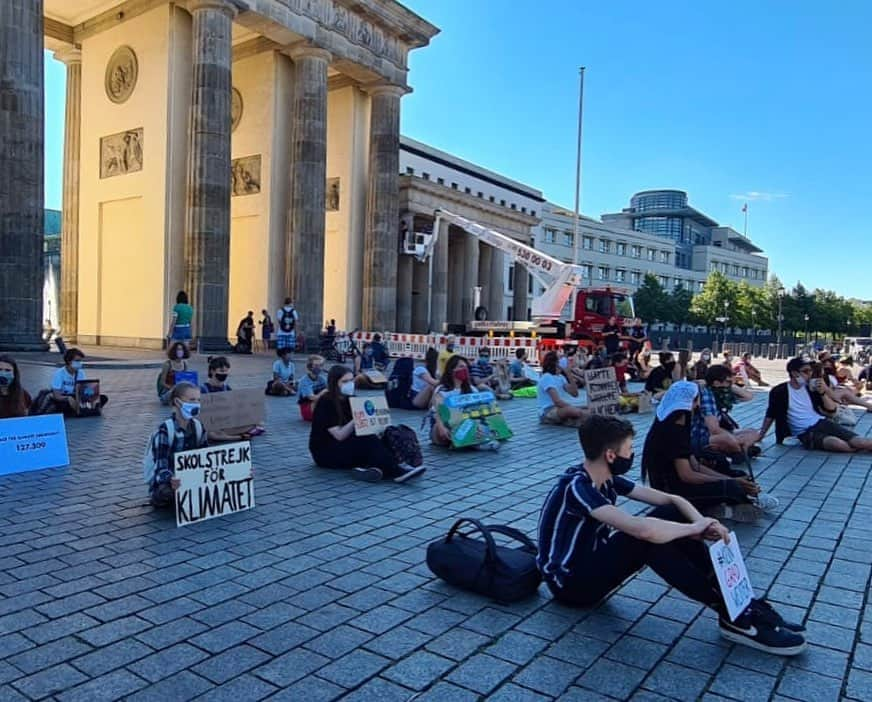 グレタ・トゥーンベリさんのインスタグラム写真 - (グレタ・トゥーンベリInstagram)「School strike week 105. We’re back, social distant. Berlin! #climatestrike #fridaysforfuture #schoolstrike4climate #flattenthecurve #FaceTheClimateEmergency」8月21日 18時26分 - gretathunberg