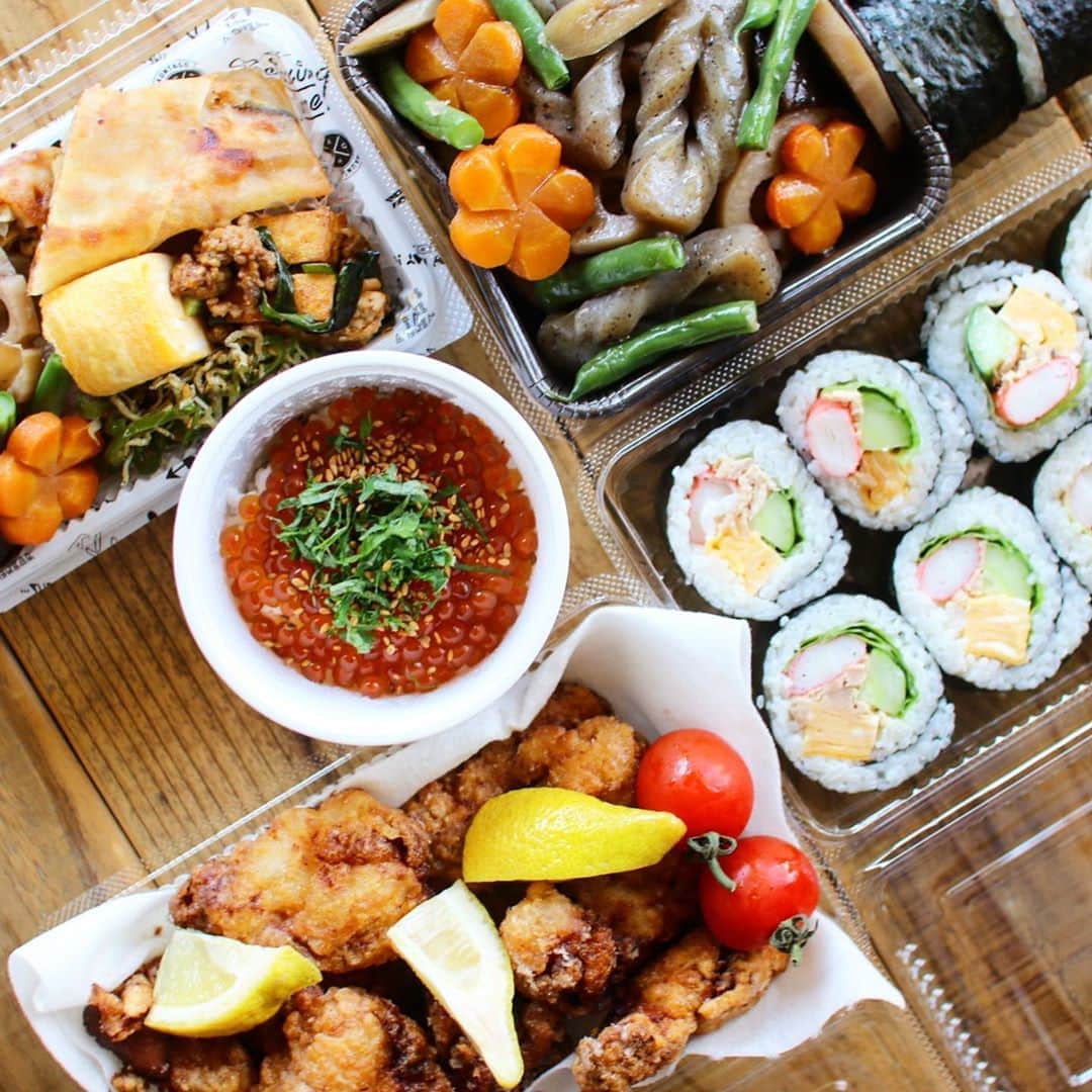 Atsukoさんのインスタグラム写真 - (AtsukoInstagram)「Today's lunch 2020.08.21 ･ ･ いくら丼 春巻き たまごやき 厚揚げとニラの炒めたの ジャコピーマン 筑前煮 卵焼き  ･ ･ 唐揚げ サラダ巻き 筑前煮 ･ ･ 今日は友達の家に泊まってコクリコ坂からをみるとゆーので。 お弁当の他に、唐揚げとサラダ巻きと筑前煮と。笑 最近は仕出し屋のおばちゃんと化しております。ゲラゲラ」8月21日 18時27分 - sakuracafe001