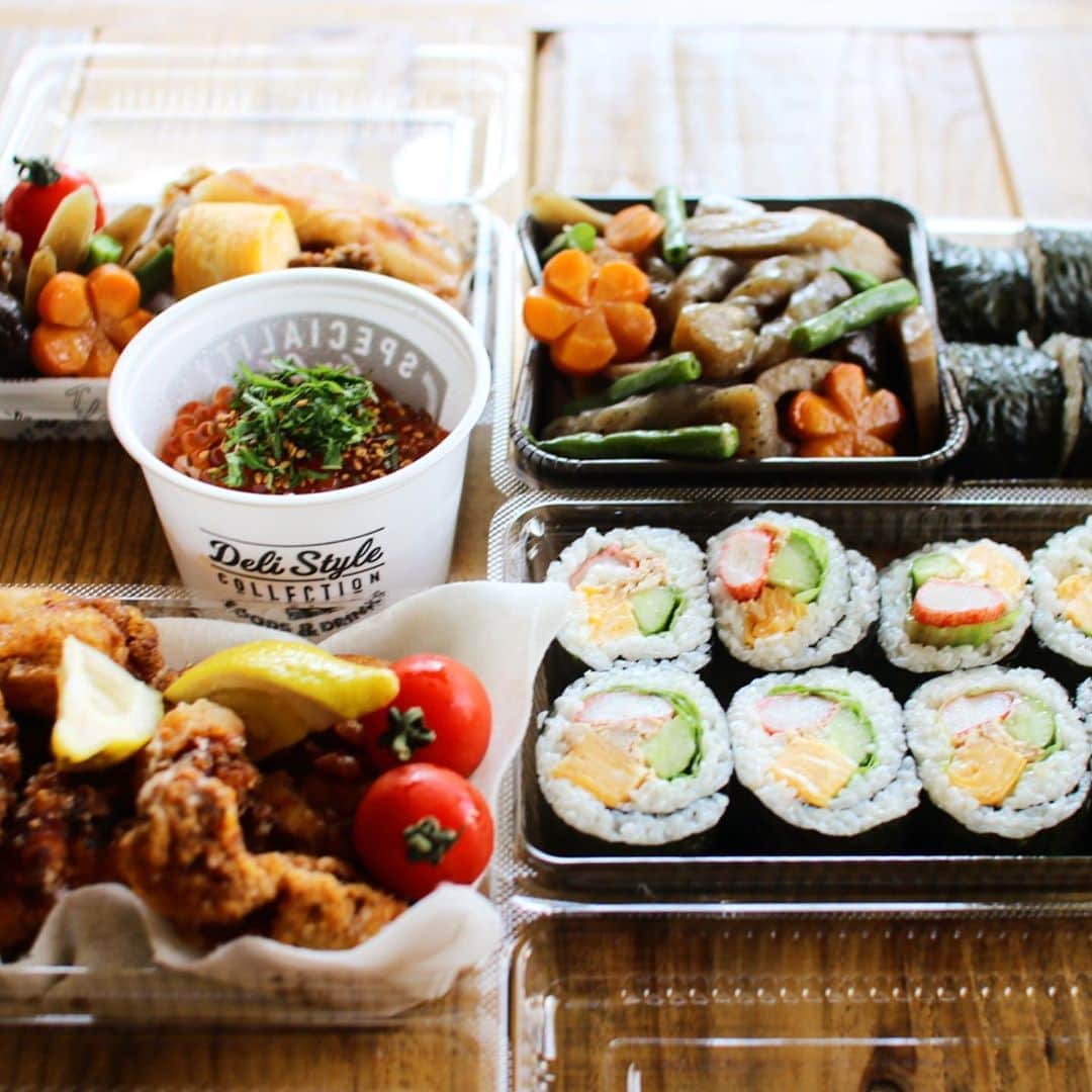 Atsukoさんのインスタグラム写真 - (AtsukoInstagram)「Today's lunch 2020.08.21 ･ ･ いくら丼 春巻き たまごやき 厚揚げとニラの炒めたの ジャコピーマン 筑前煮 卵焼き  ･ ･ 唐揚げ サラダ巻き 筑前煮 ･ ･ 今日は友達の家に泊まってコクリコ坂からをみるとゆーので。 お弁当の他に、唐揚げとサラダ巻きと筑前煮と。笑 最近は仕出し屋のおばちゃんと化しております。ゲラゲラ」8月21日 18時27分 - sakuracafe001